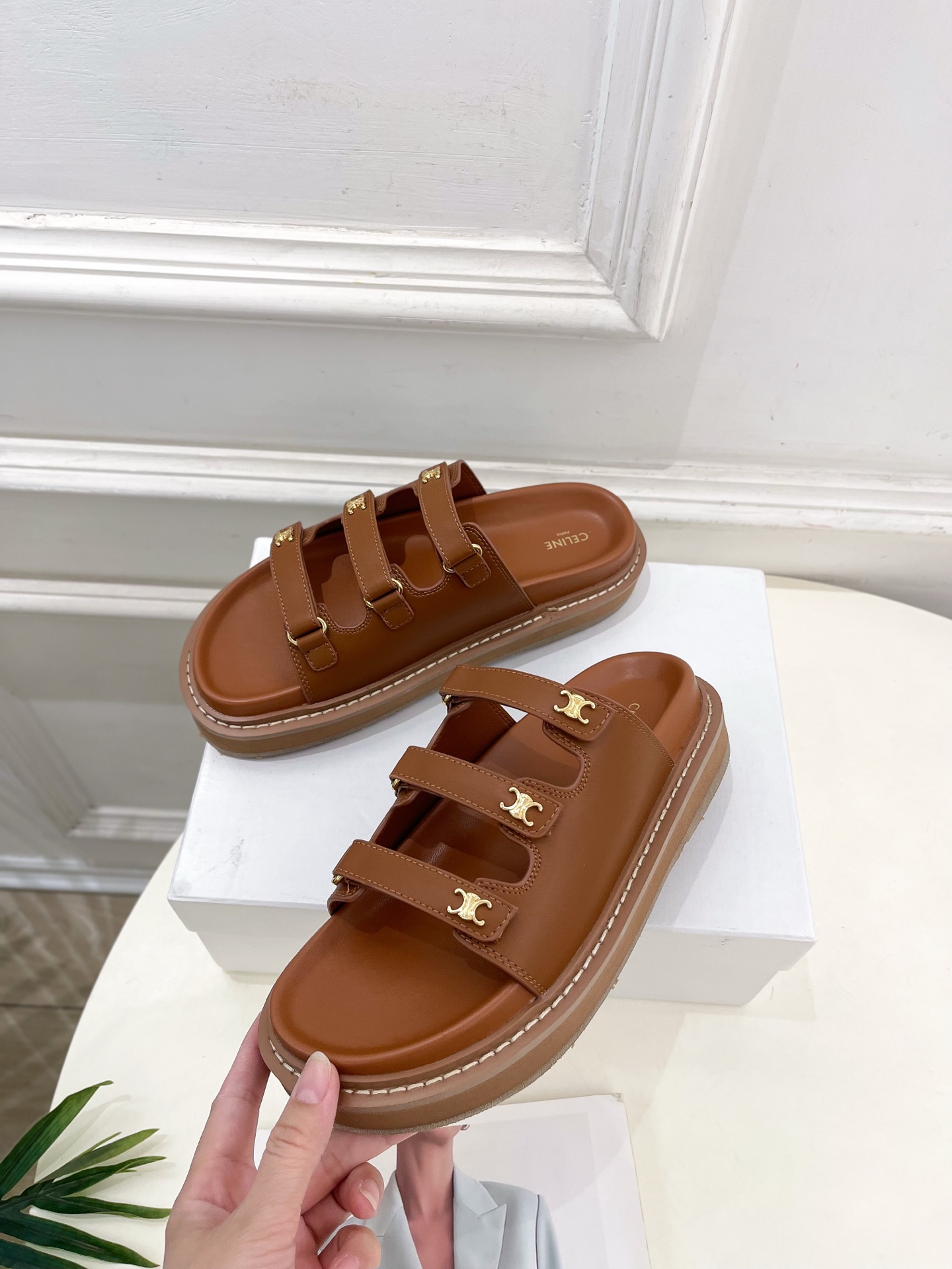 CELINE  | 赛琳  25𝐬𝐬 

💛2025 春夏最新爆款 凯旋门三带魔术贴拖鞋系列 上新！

