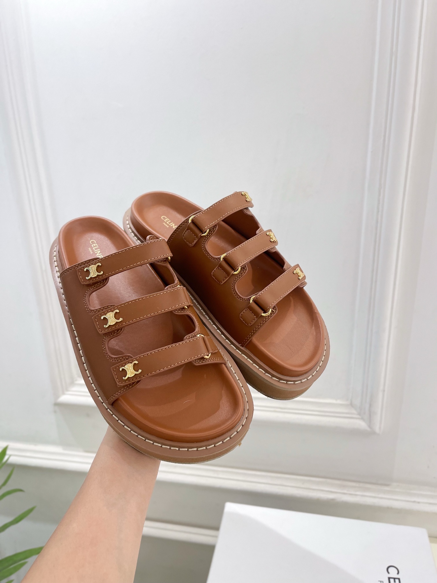 CELINE  | 赛琳  25𝐬𝐬 

💛2025 春夏最新爆款 凯旋门三带魔术贴拖鞋系列 上新！


