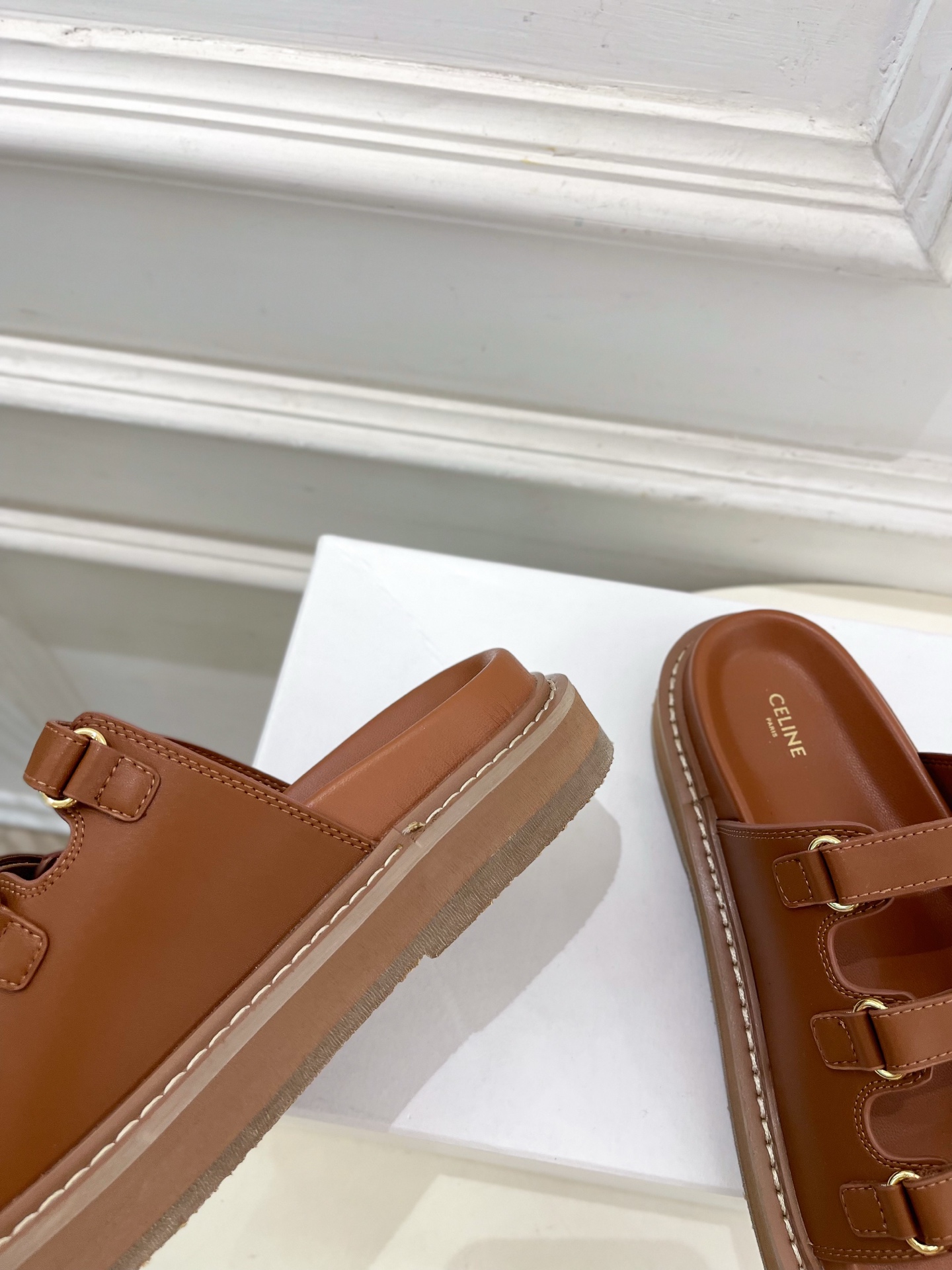 CELINE  | 赛琳  25𝐬𝐬 

💛2025 春夏最新爆款 凯旋门三带魔术贴拖鞋系列 上新！

