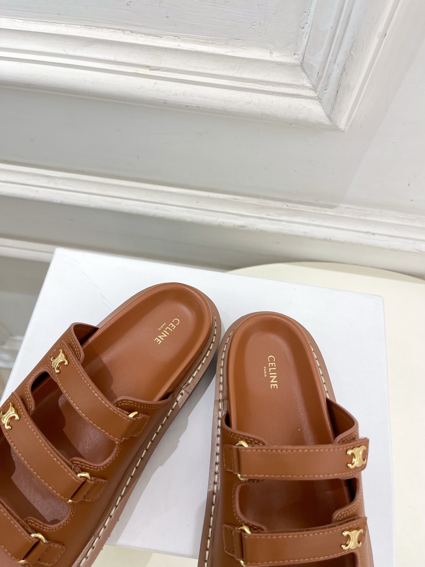 CELINE  | 赛琳  25𝐬𝐬 

💛2025 春夏最新爆款 凯旋门三带魔术贴拖鞋系列 上新！


