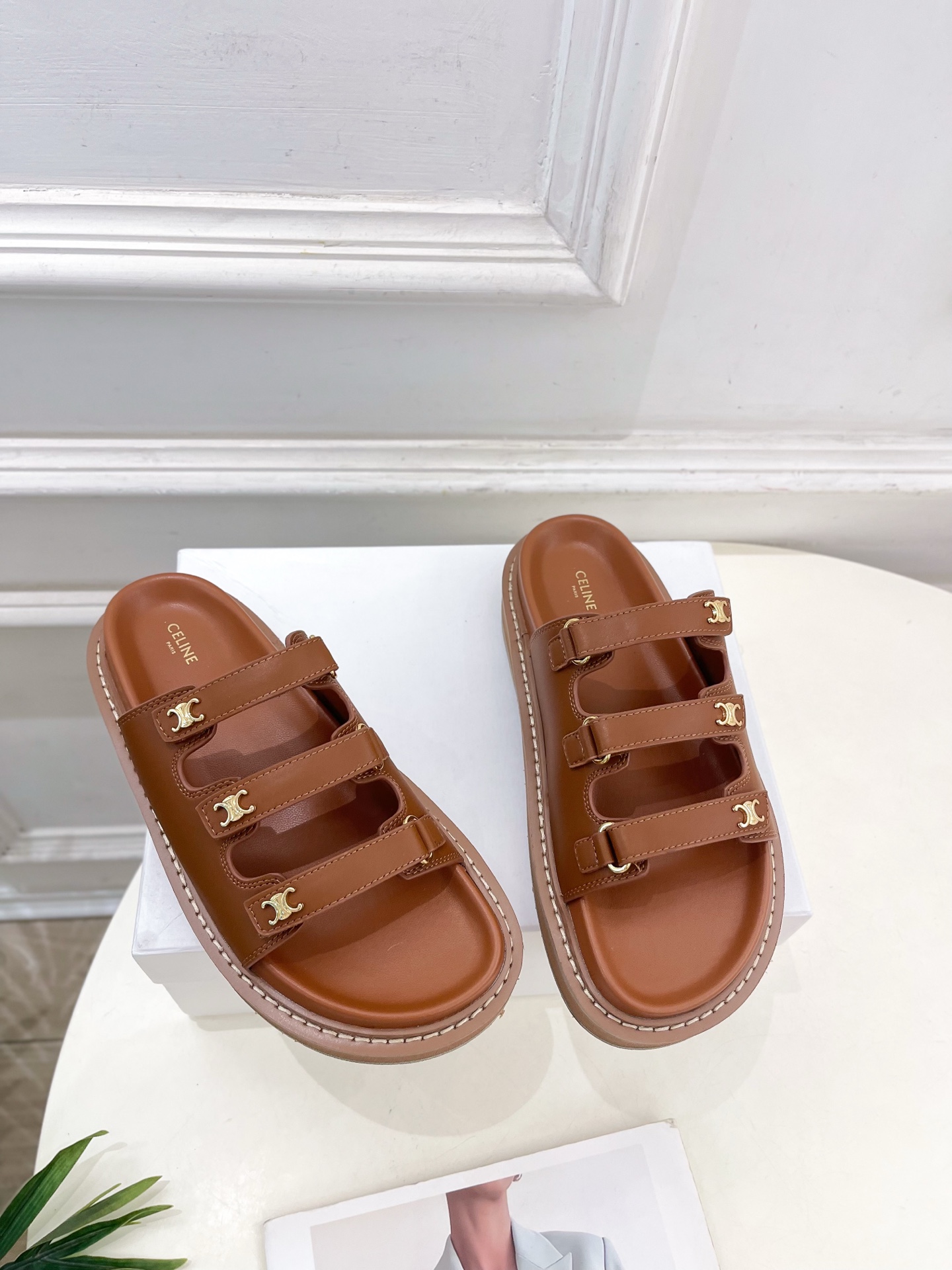 CELINE  | 赛琳  25𝐬𝐬 

💛2025 春夏最新爆款 凯旋门三带魔术贴拖鞋系列 上新！

