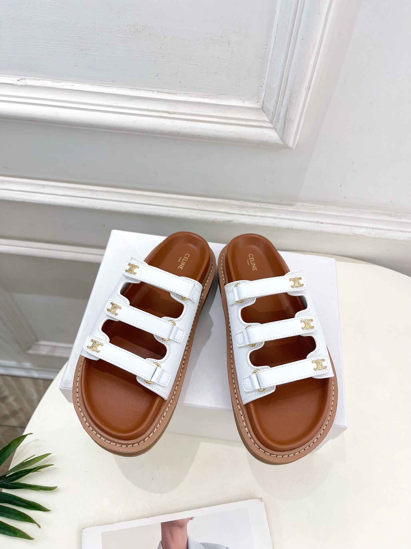 CELINE  | 赛琳  25𝐬𝐬 

💛2025 春夏最新爆款 凯旋门三带魔术贴拖鞋系列 上新！


