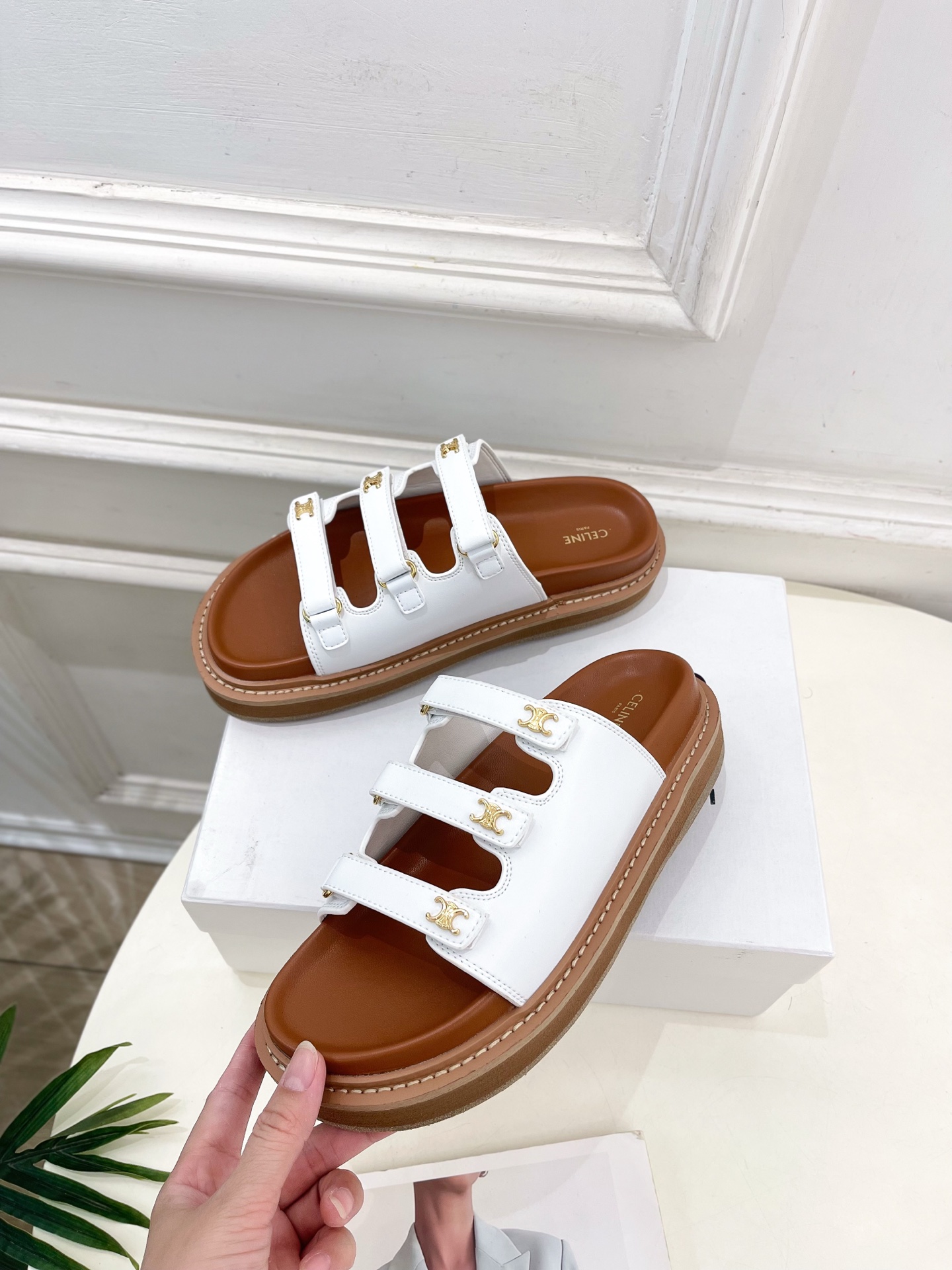 CELINE  | 赛琳  25𝐬𝐬 

💛2025 春夏最新爆款 凯旋门三带魔术贴拖鞋系列 上新！

