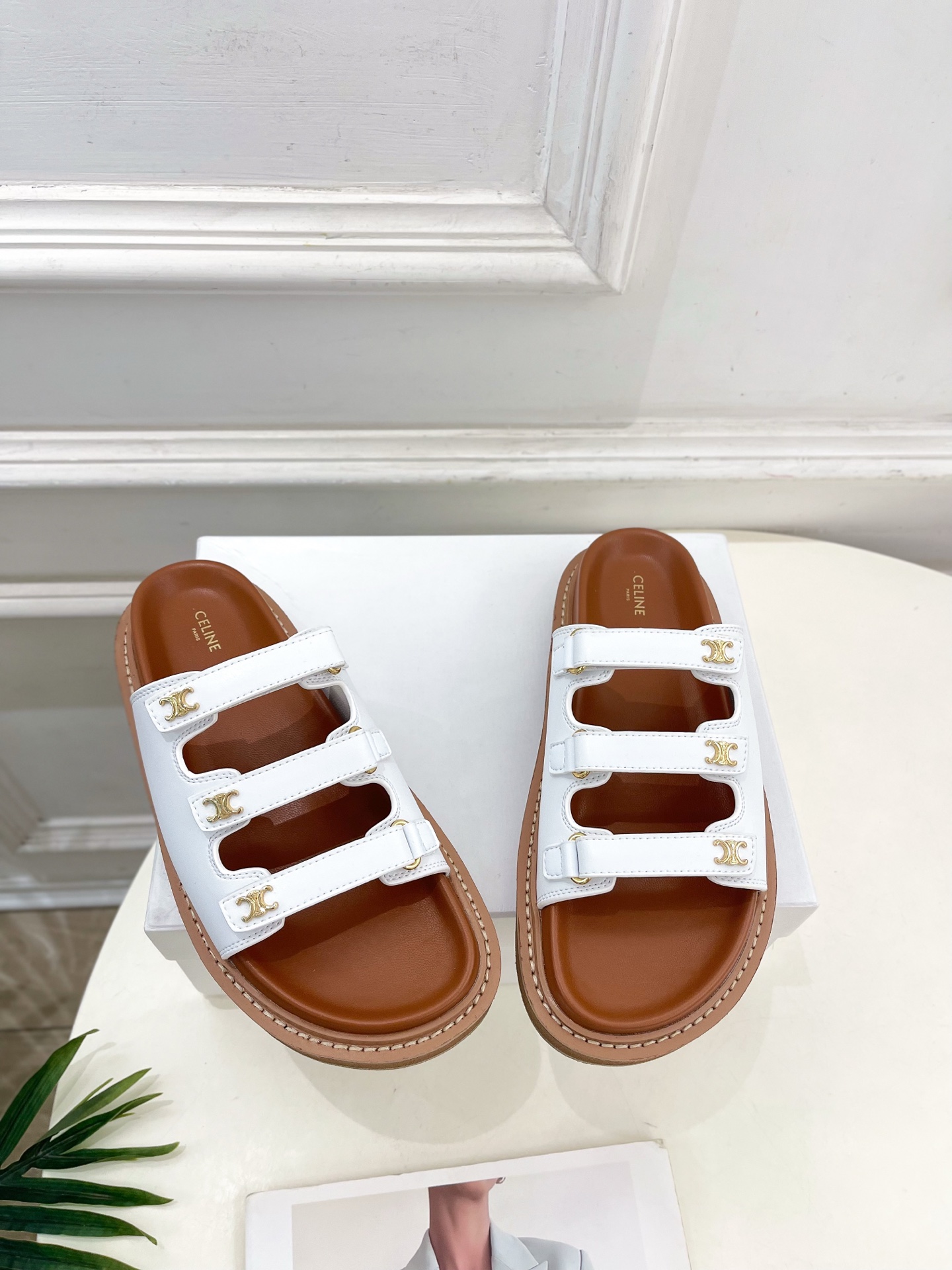 CELINE  | 赛琳  25𝐬𝐬 

💛2025 春夏最新爆款 凯旋门三带魔术贴拖鞋系列 上新！


