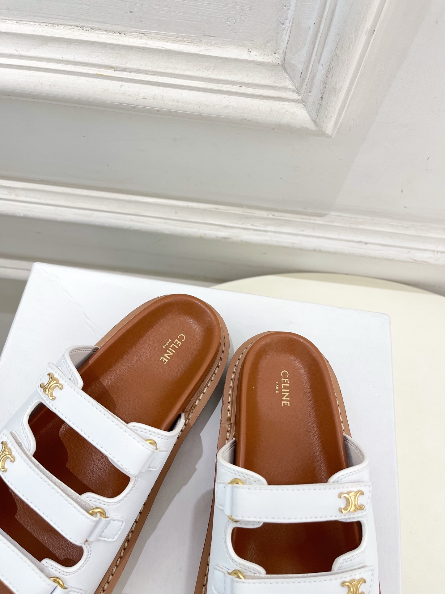 CELINE  | 赛琳  25𝐬𝐬 

💛2025 春夏最新爆款 凯旋门三带魔术贴拖鞋系列 上新！

