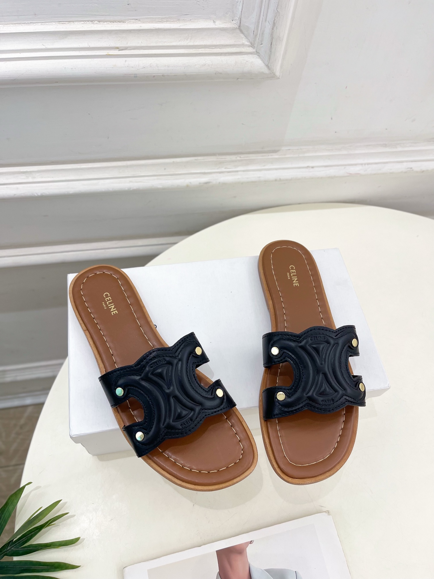 CELINE  | 赛琳  25 𝐬𝐬 

💛2025春夏最新爆款 MARINA凯旋门拖鞋系列 上新！
