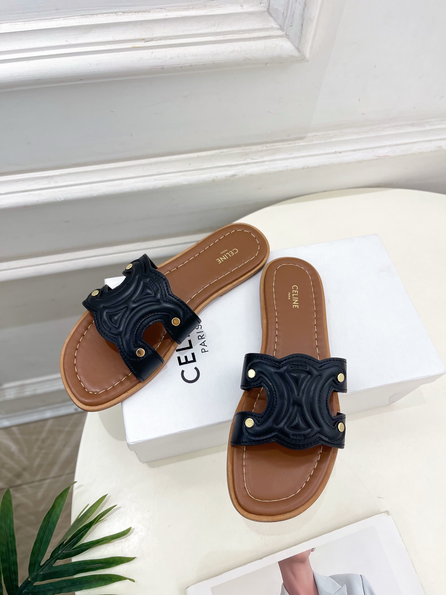 CELINE  | 赛琳  25 𝐬𝐬 

💛2025春夏最新爆款 MARINA凯旋门拖鞋系列 上新！
