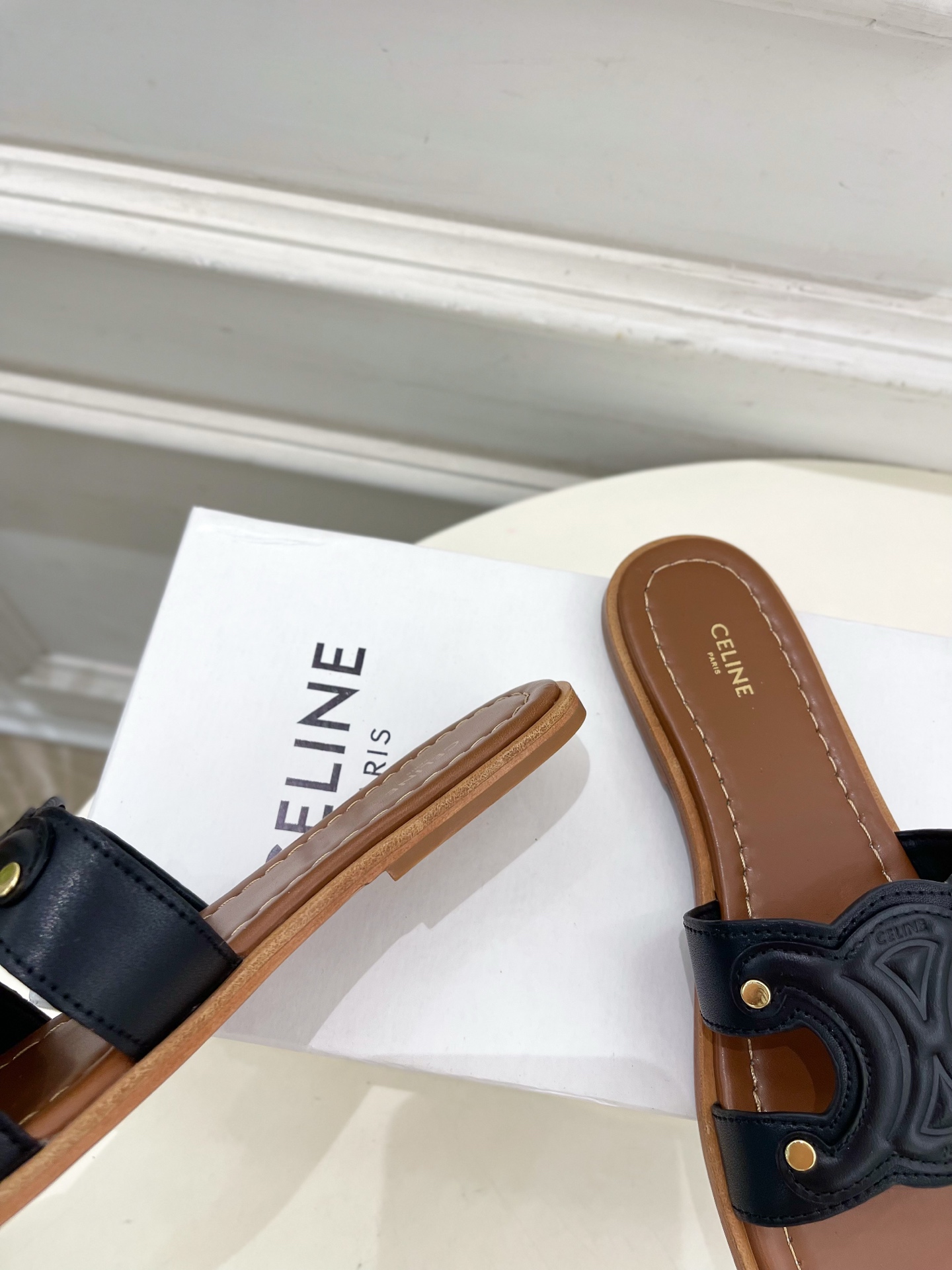 CELINE  | 赛琳  25 𝐬𝐬 

💛2025春夏最新爆款 MARINA凯旋门拖鞋系列 上新！
