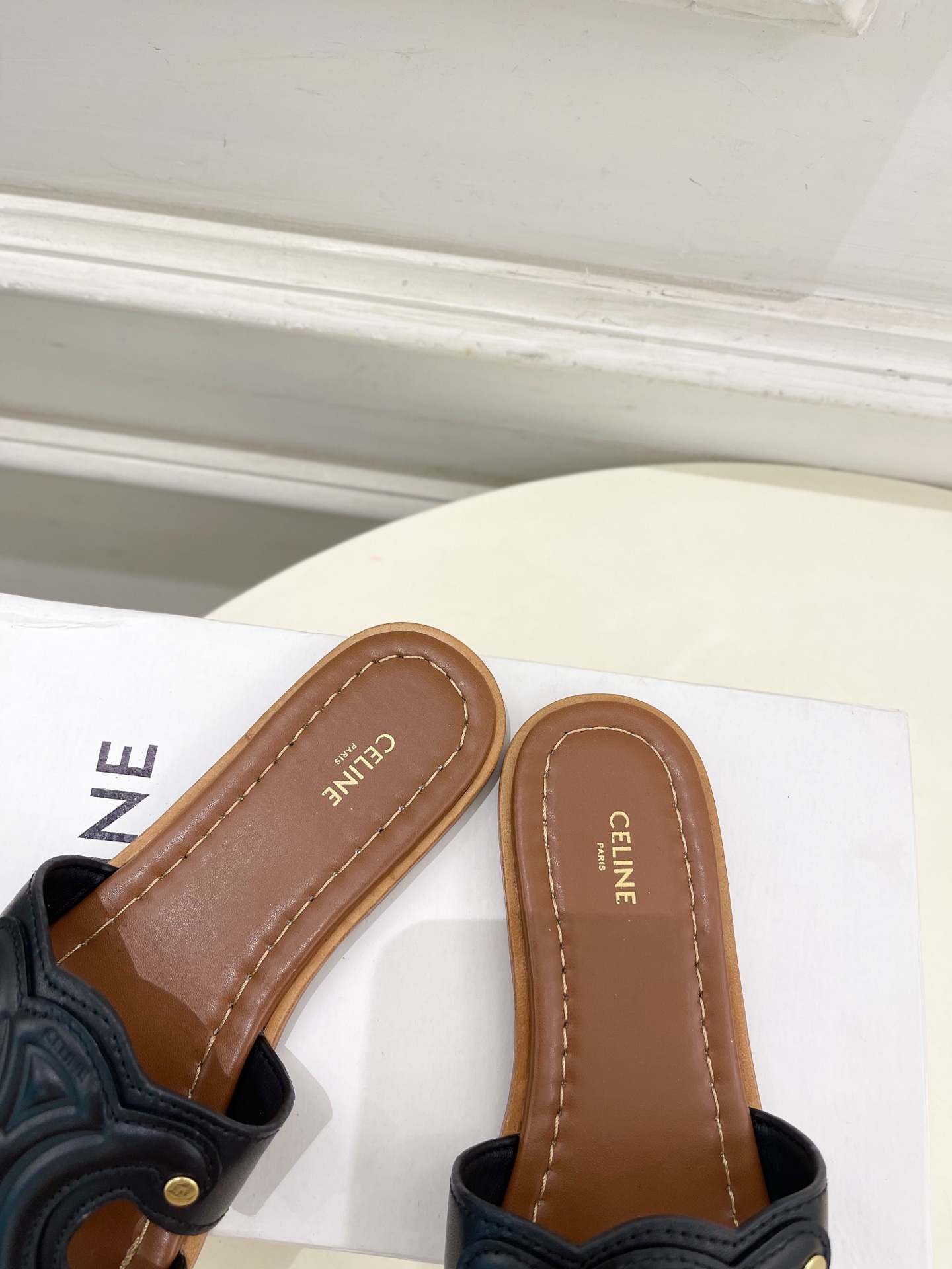 CELINE  | 赛琳  25 𝐬𝐬 

💛2025春夏最新爆款 MARINA凯旋门拖鞋系列 上新！
