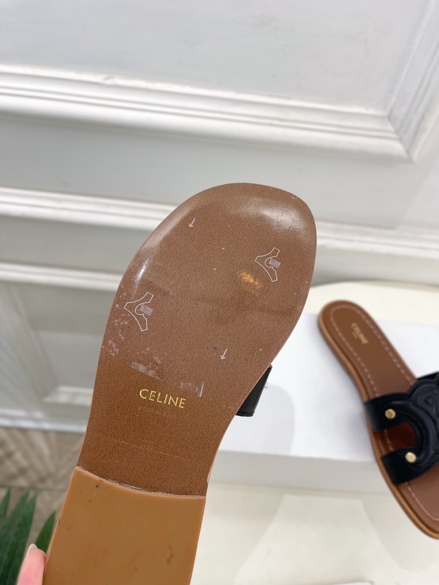 CELINE  | 赛琳  25 𝐬𝐬 

💛2025春夏最新爆款 MARINA凯旋门拖鞋系列 上新！
