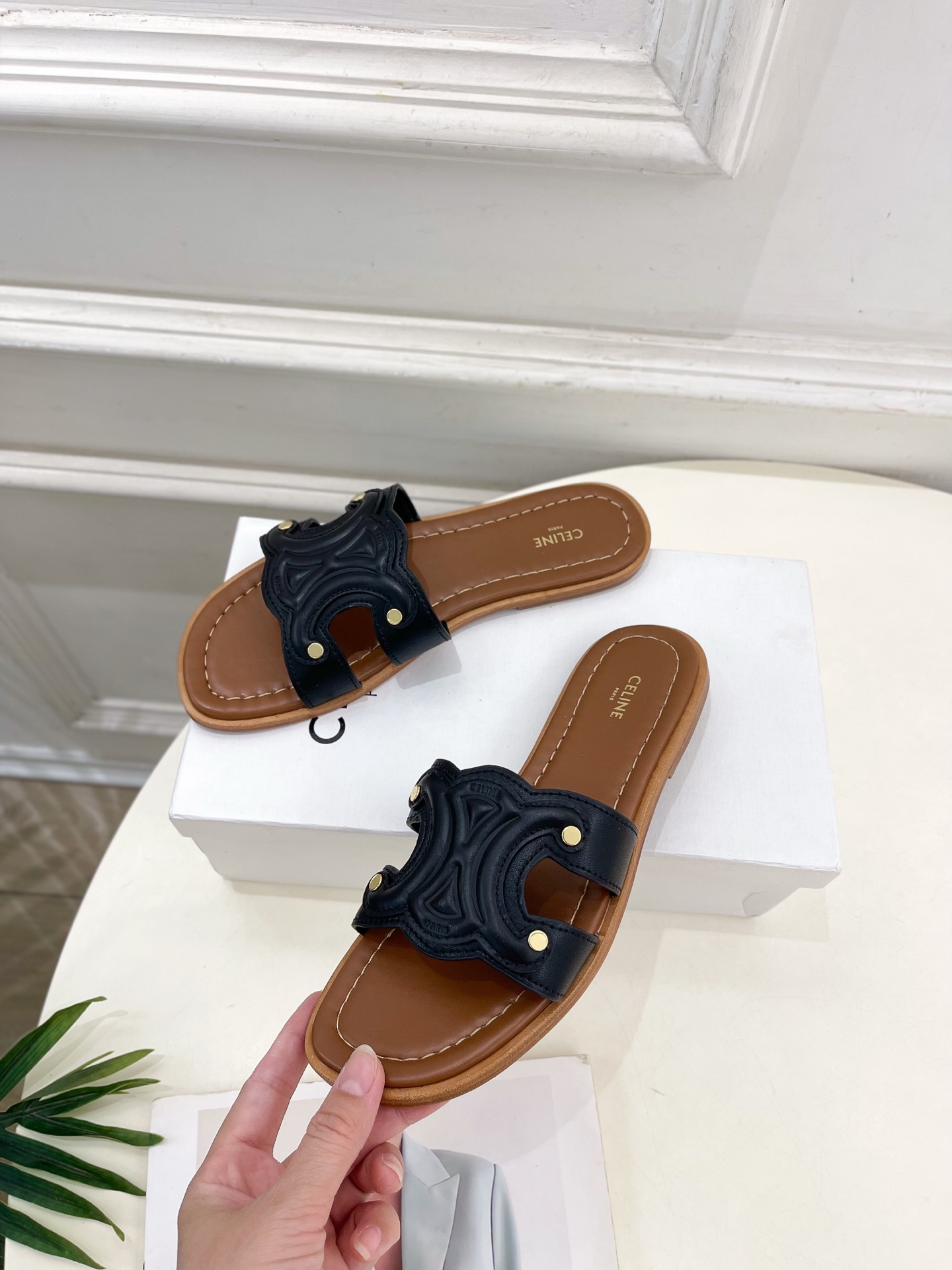CELINE  | 赛琳  25 𝐬𝐬 

💛2025春夏最新爆款 MARINA凯旋门拖鞋系列 上新！
