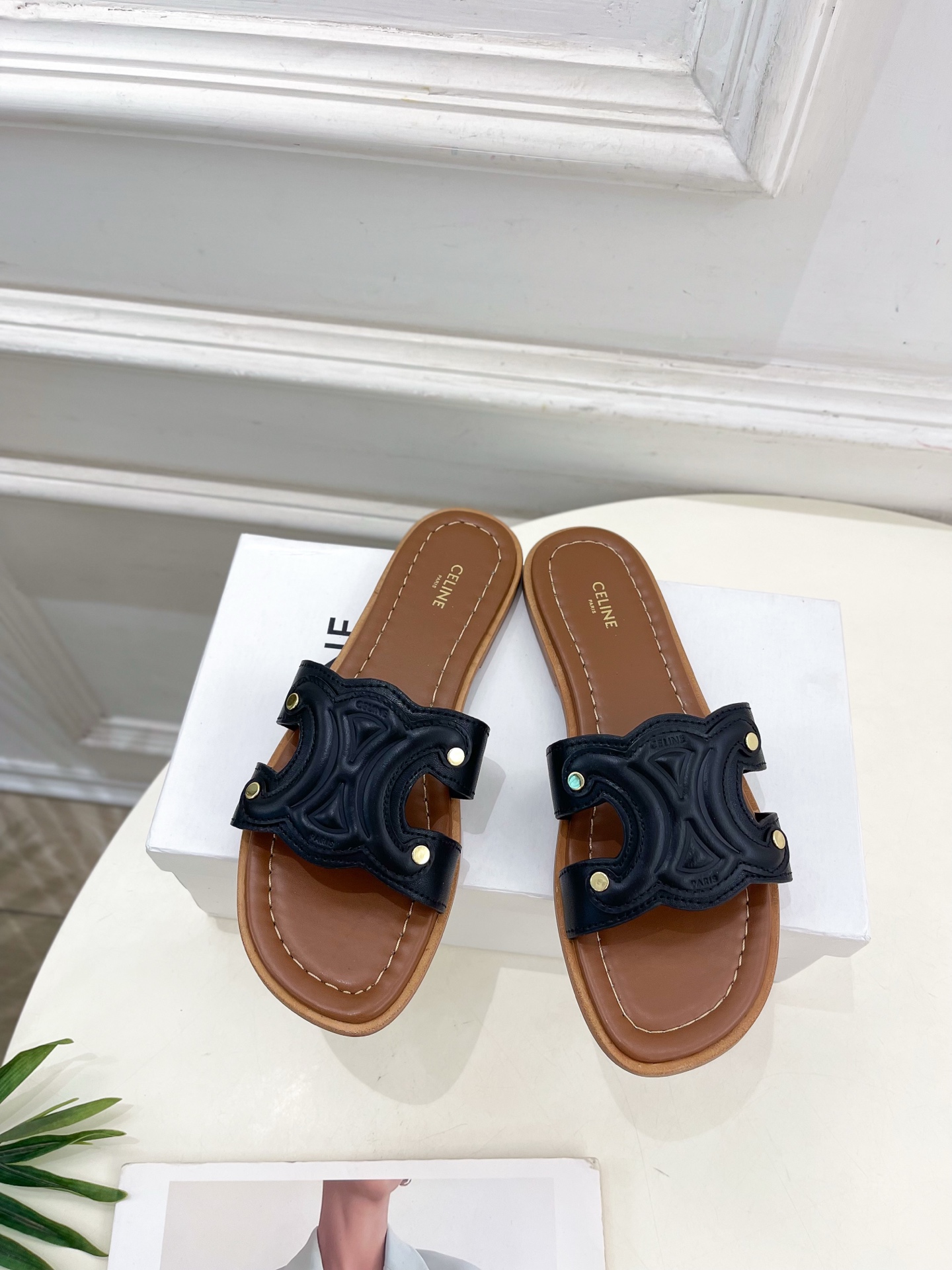 CELINE  | 赛琳  25 𝐬𝐬 

💛2025春夏最新爆款 MARINA凯旋门拖鞋系列 上新！
