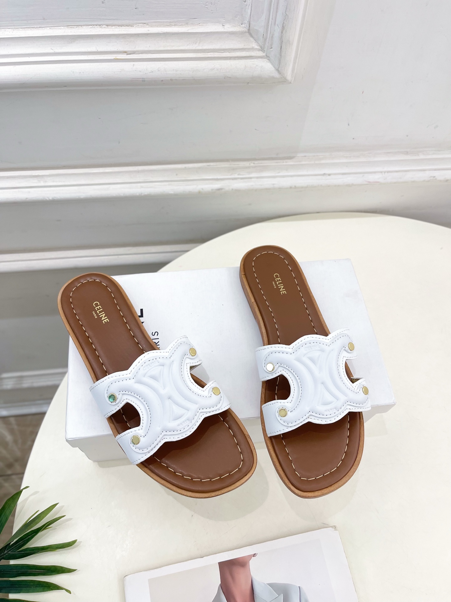 CELINE  | 赛琳  25 𝐬𝐬 

💛2025春夏最新爆款 MARINA凯旋门拖鞋系列 上新！
