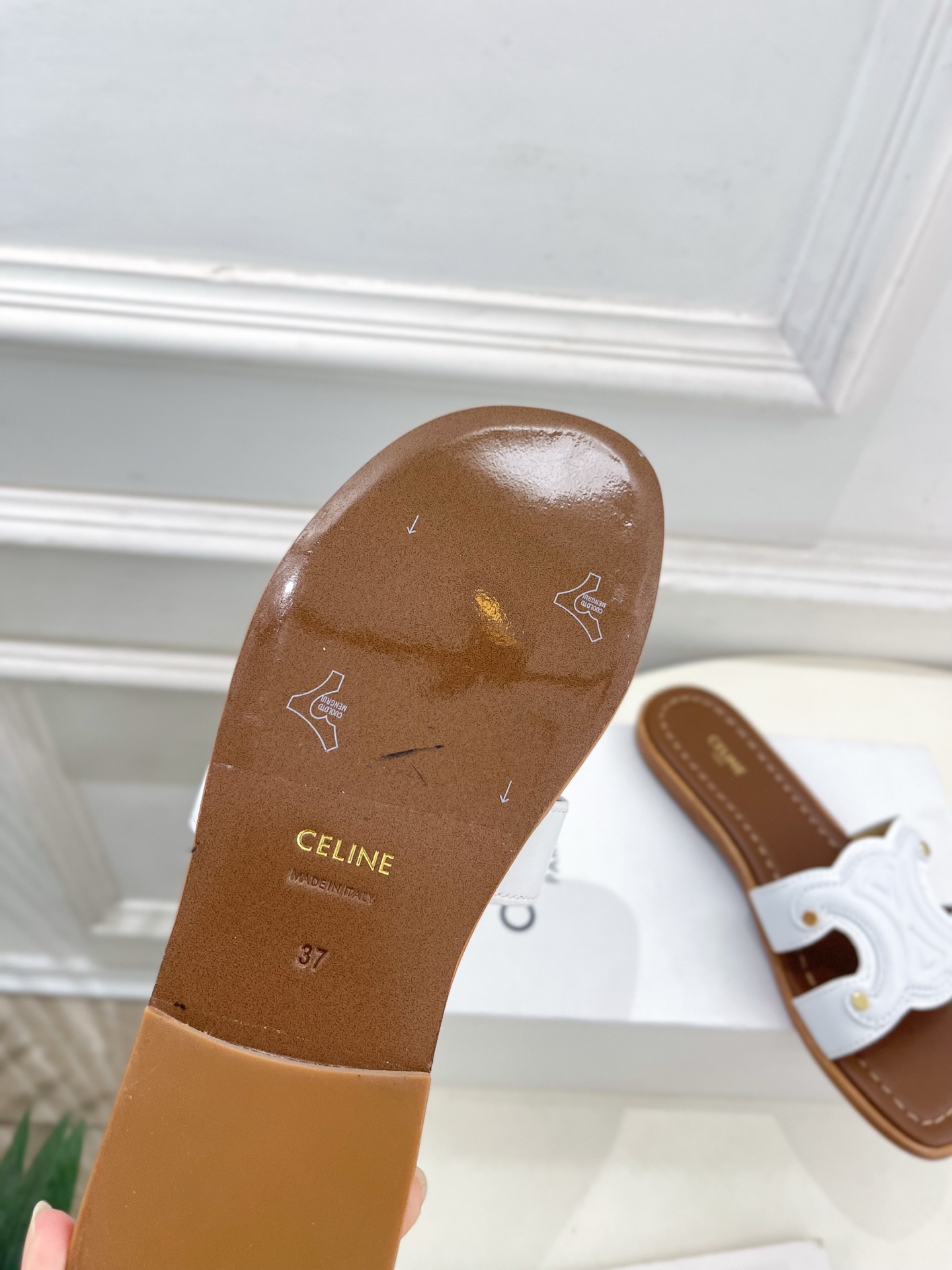 CELINE  | 赛琳  25 𝐬𝐬 

💛2025春夏最新爆款 MARINA凯旋门拖鞋系列 上新！
