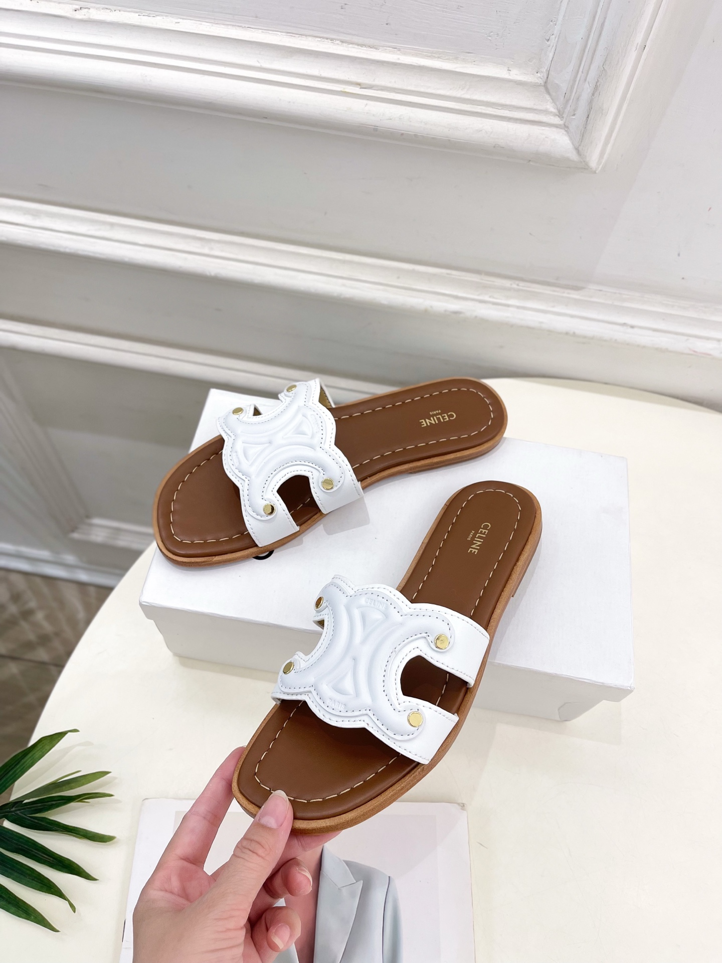 CELINE  | 赛琳  25 𝐬𝐬 

💛2025春夏最新爆款 MARINA凯旋门拖鞋系列 上新！
