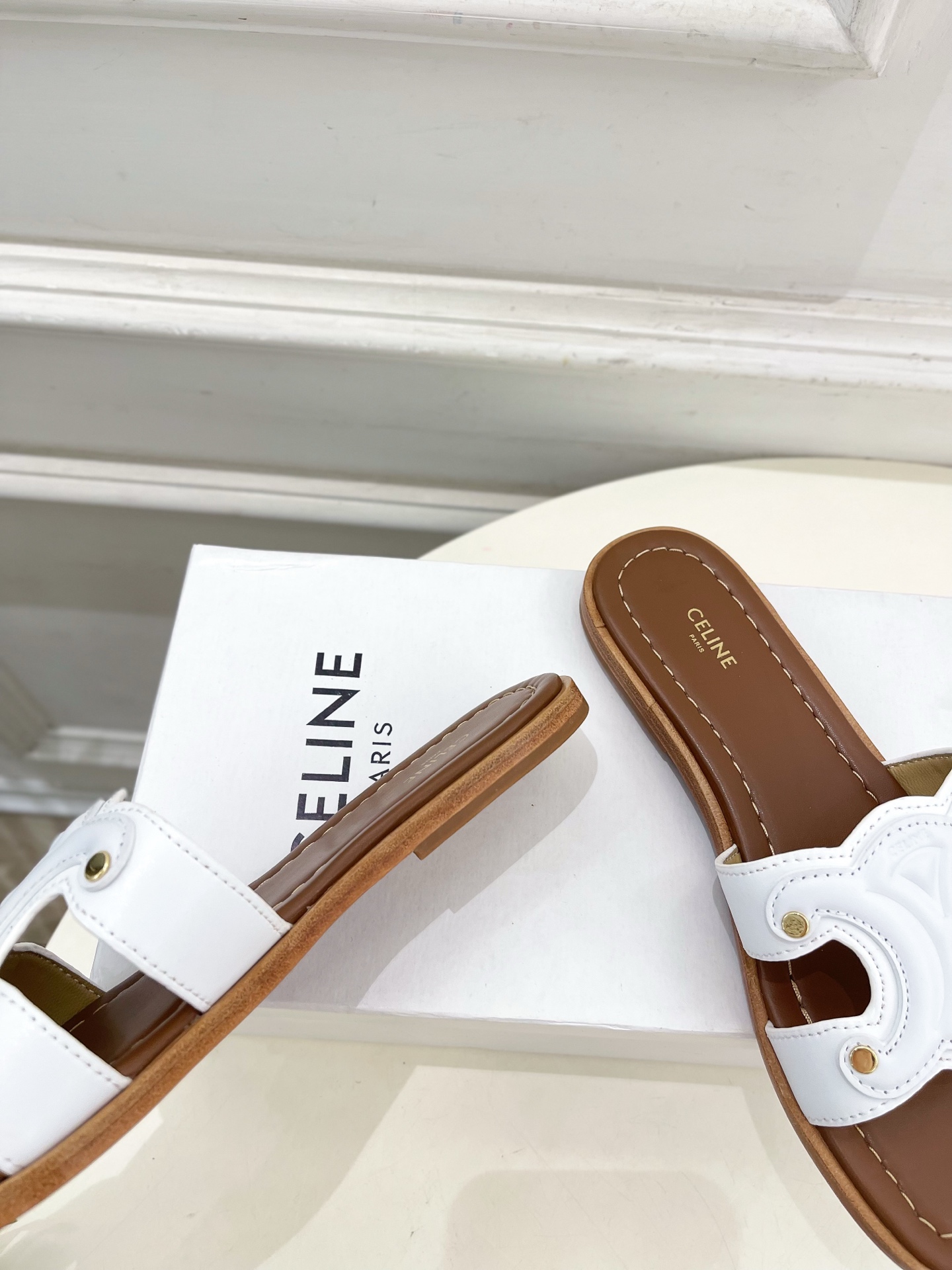 CELINE  | 赛琳  25 𝐬𝐬 

💛2025春夏最新爆款 MARINA凯旋门拖鞋系列 上新！
