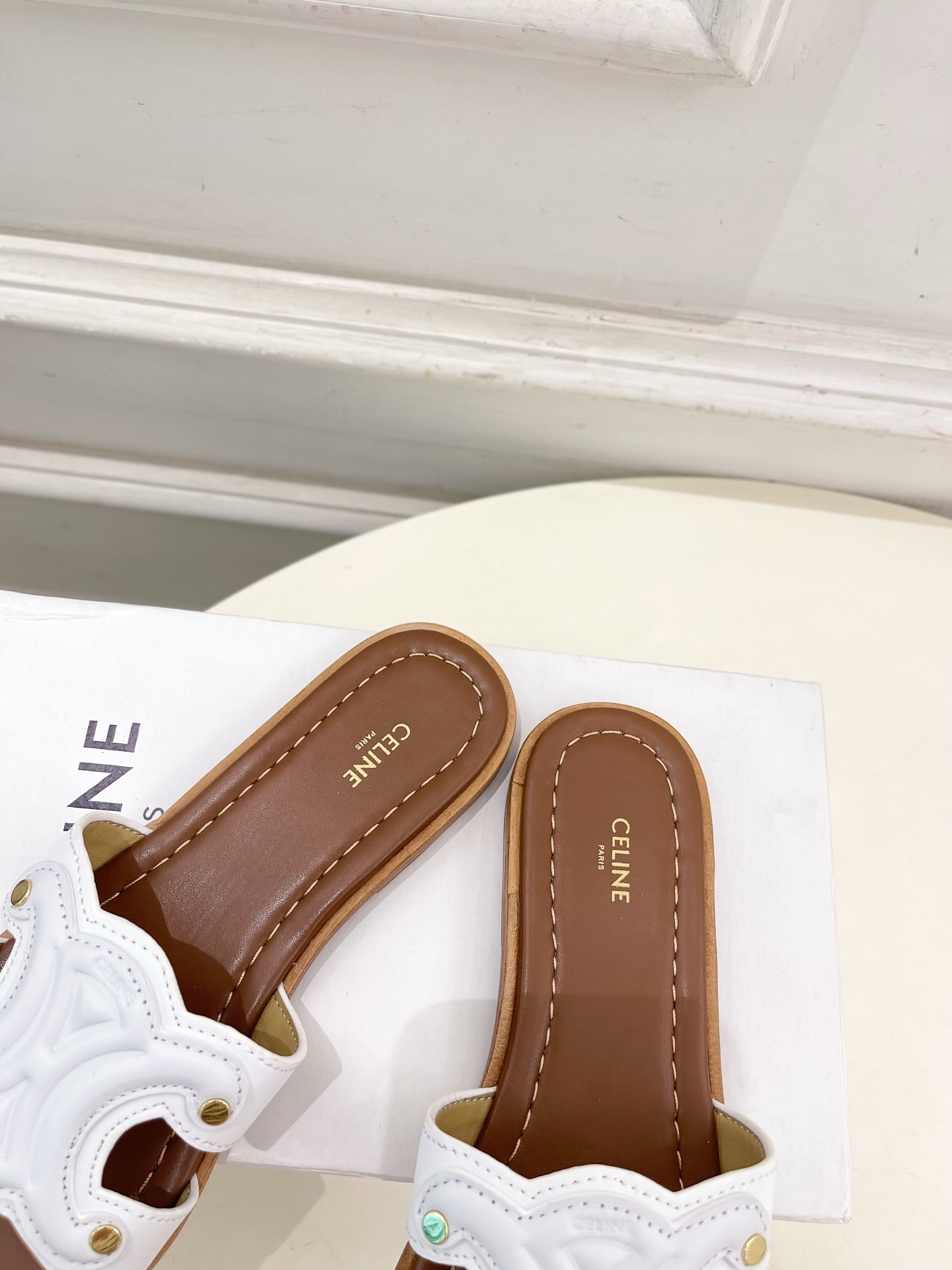 CELINE  | 赛琳  25 𝐬𝐬 

💛2025春夏最新爆款 MARINA凯旋门拖鞋系列 上新！
