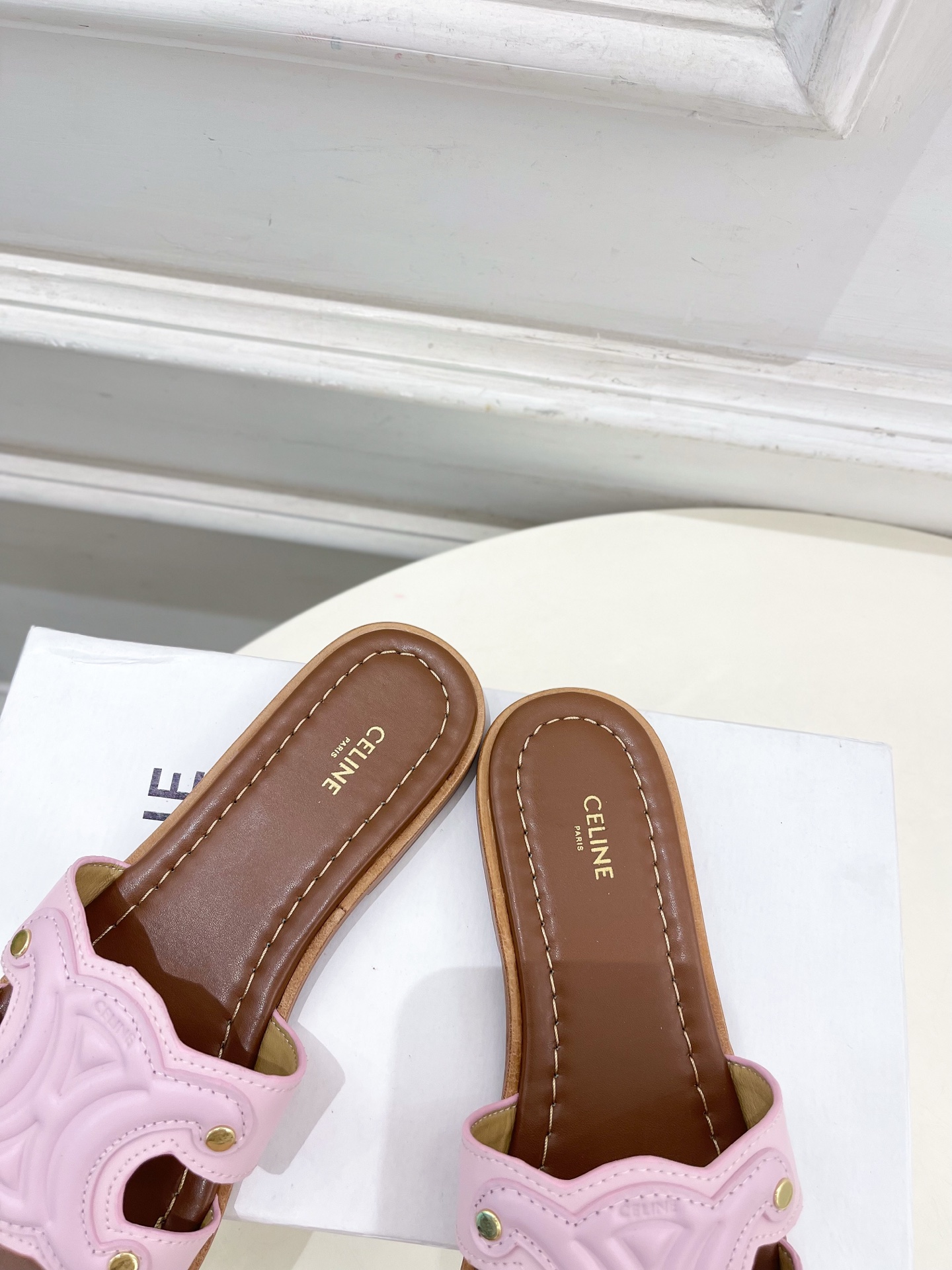 CELINE  | 赛琳  25 𝐬𝐬 

💛2025春夏最新爆款 MARINA凯旋门拖鞋系列 上新！
