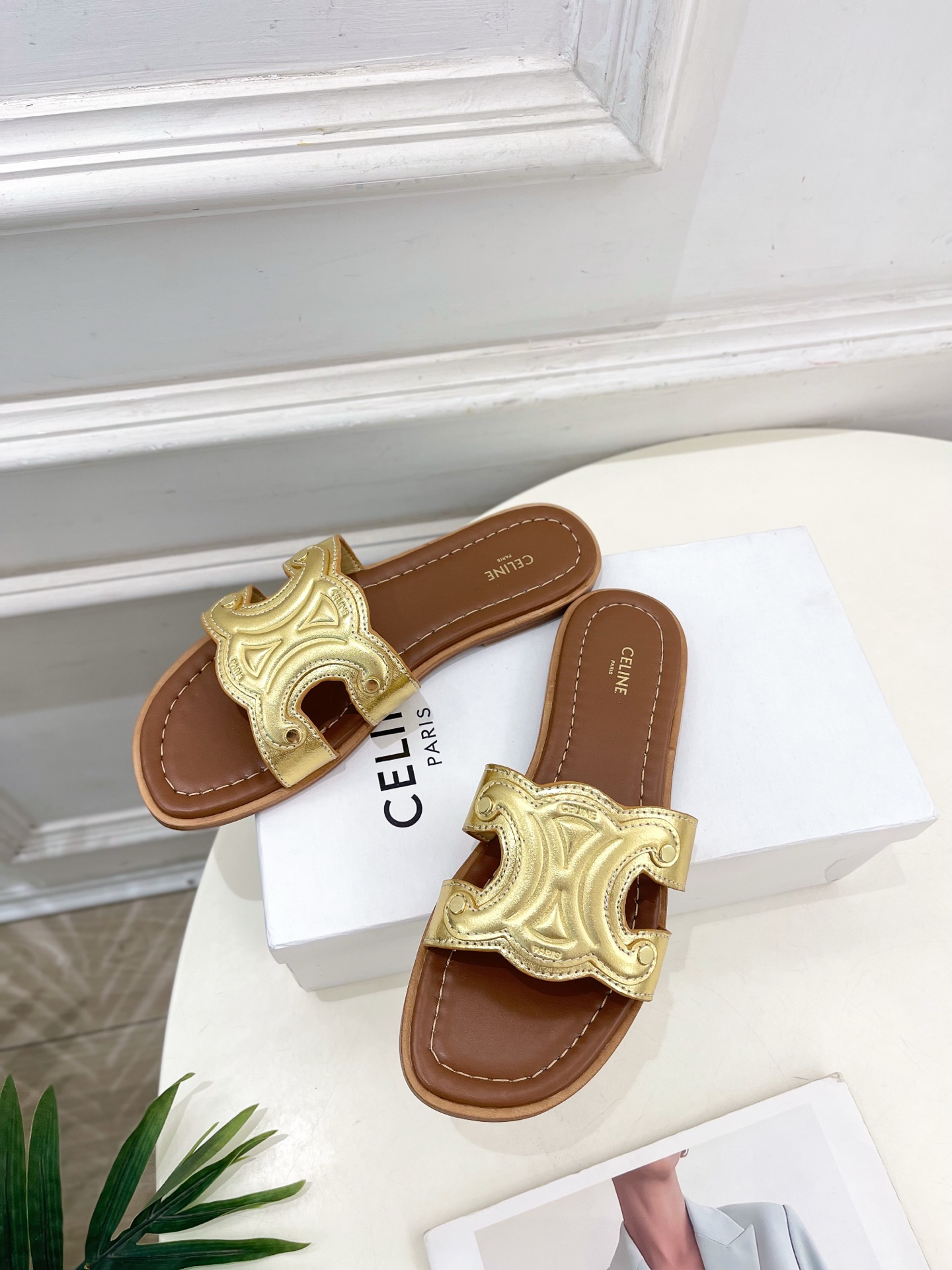 CELINE  | 赛琳  25 𝐬𝐬 

💛2025春夏最新爆款 MARINA凯旋门拖鞋系列 上新！
