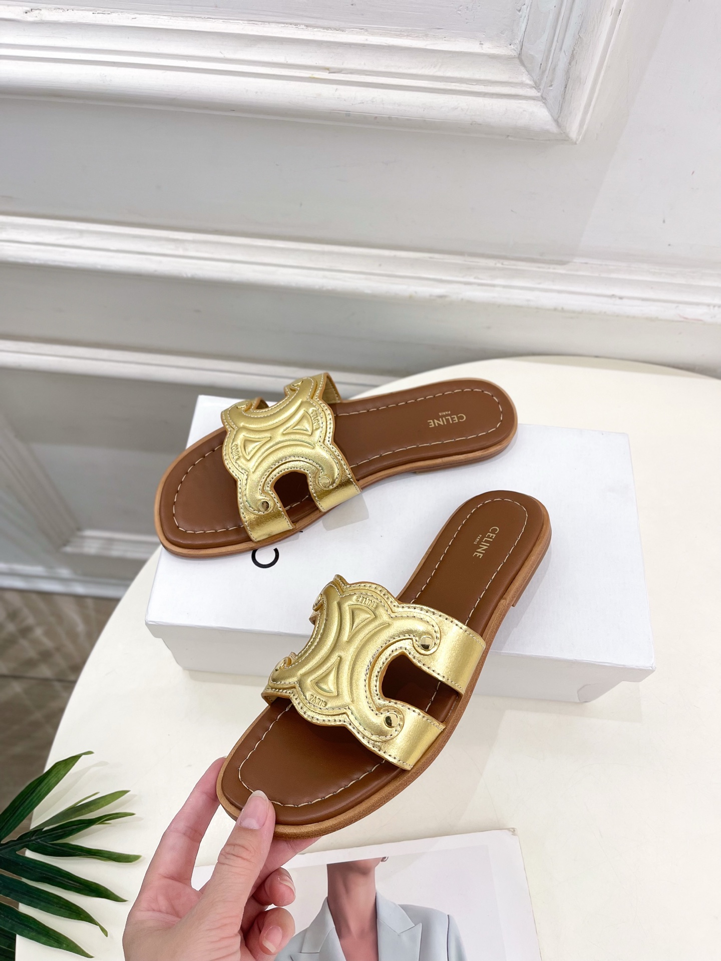 CELINE  | 赛琳  25 𝐬𝐬 

💛2025春夏最新爆款 MARINA凯旋门拖鞋系列 上新！
