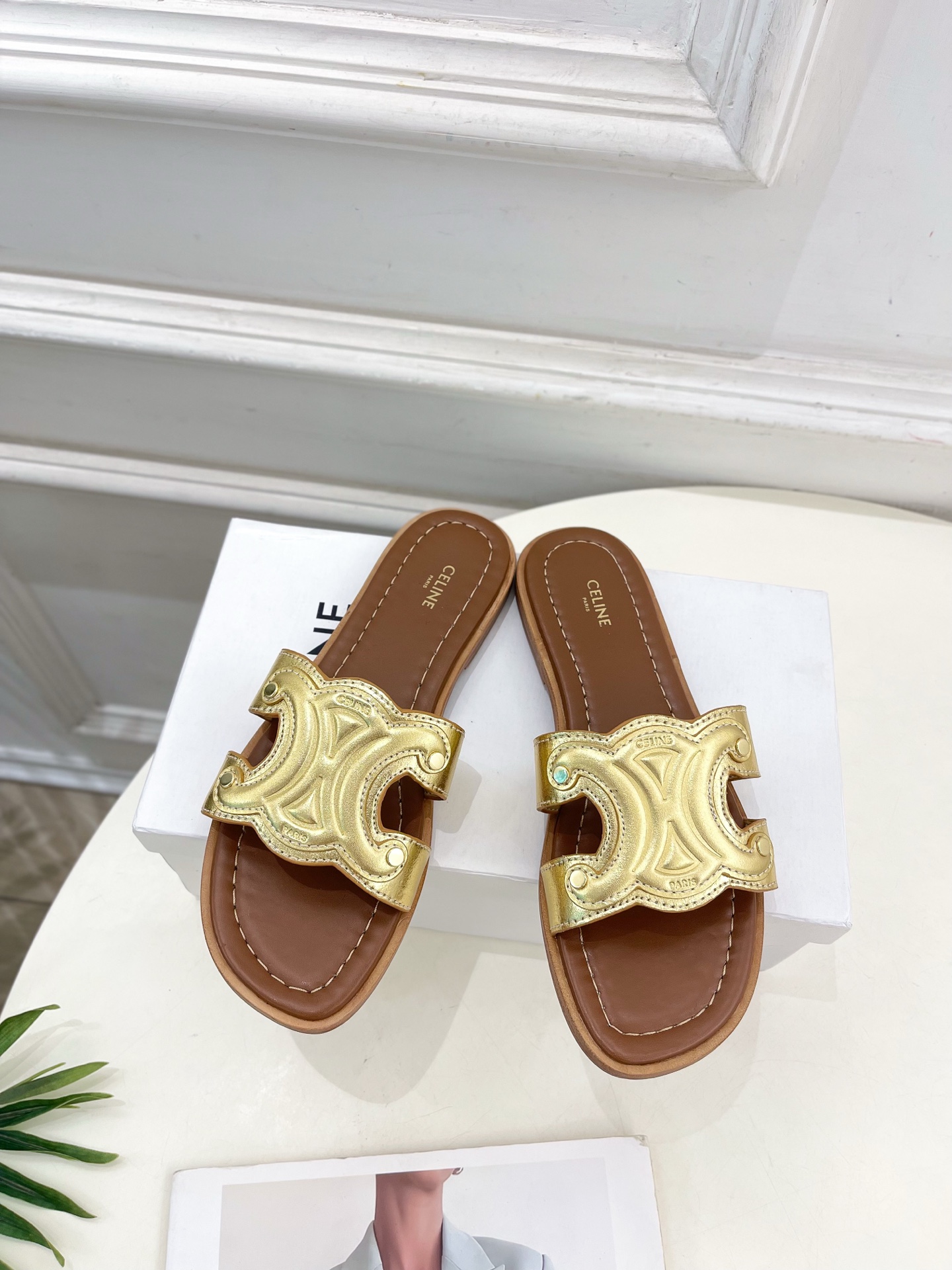 CELINE  | 赛琳  25 𝐬𝐬 

💛2025春夏最新爆款 MARINA凯旋门拖鞋系列 上新！
