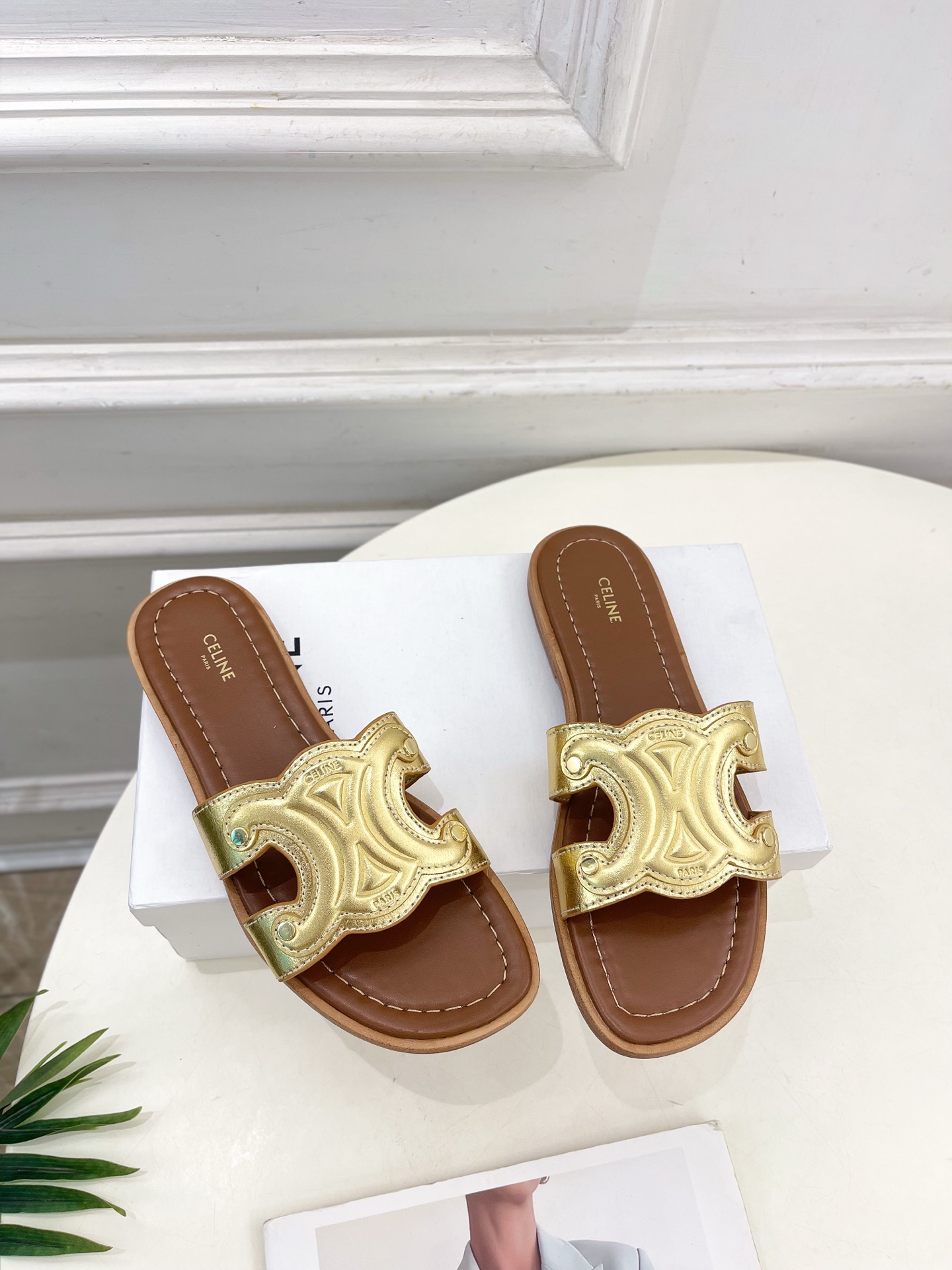 CELINE  | 赛琳  25 𝐬𝐬 

💛2025春夏最新爆款 MARINA凯旋门拖鞋系列 上新！
