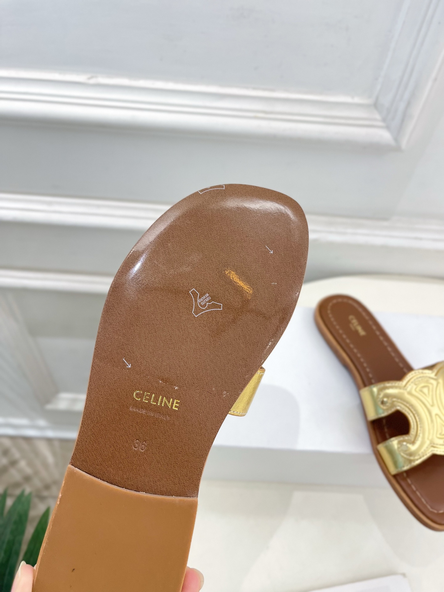 CELINE  | 赛琳  25 𝐬𝐬 

💛2025春夏最新爆款 MARINA凯旋门拖鞋系列 上新！
