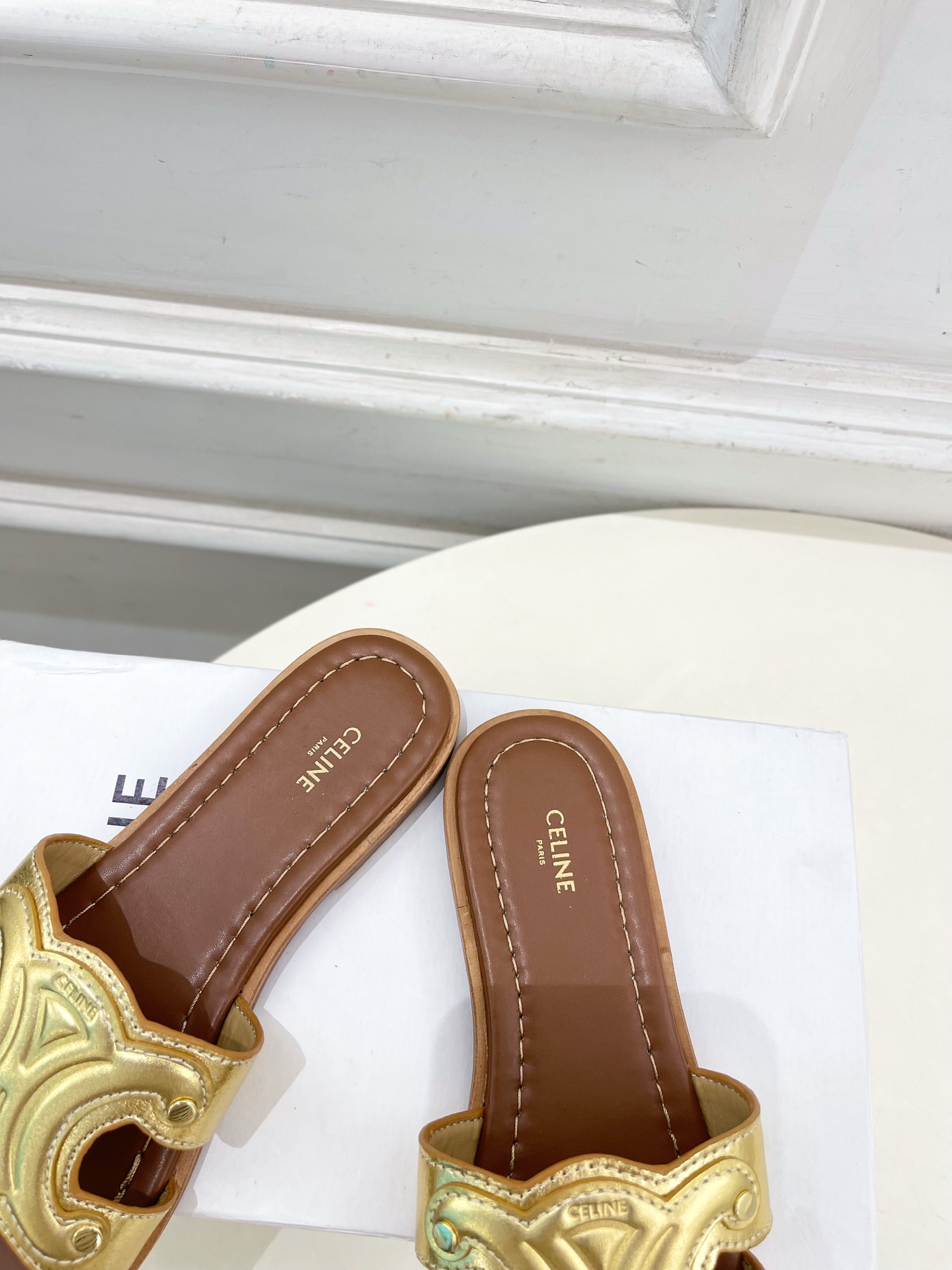 CELINE  | 赛琳  25 𝐬𝐬 

💛2025春夏最新爆款 MARINA凯旋门拖鞋系列 上新！
