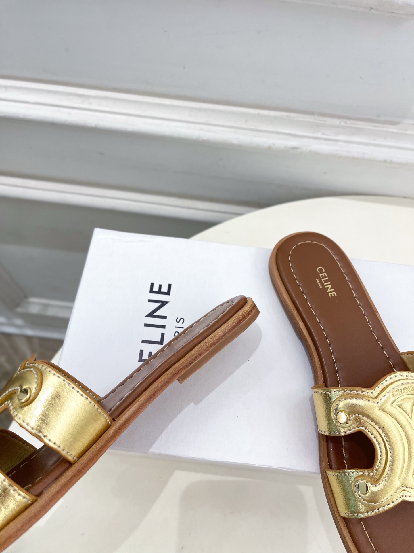CELINE  | 赛琳  25 𝐬𝐬 

💛2025春夏最新爆款 MARINA凯旋门拖鞋系列 上新！
