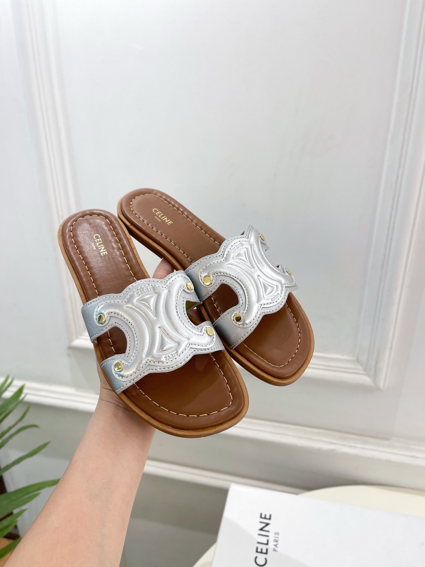 CELINE  | 赛琳  25 𝐬𝐬 

💛2025春夏最新爆款 MARINA凯旋门拖鞋系列 上新！
