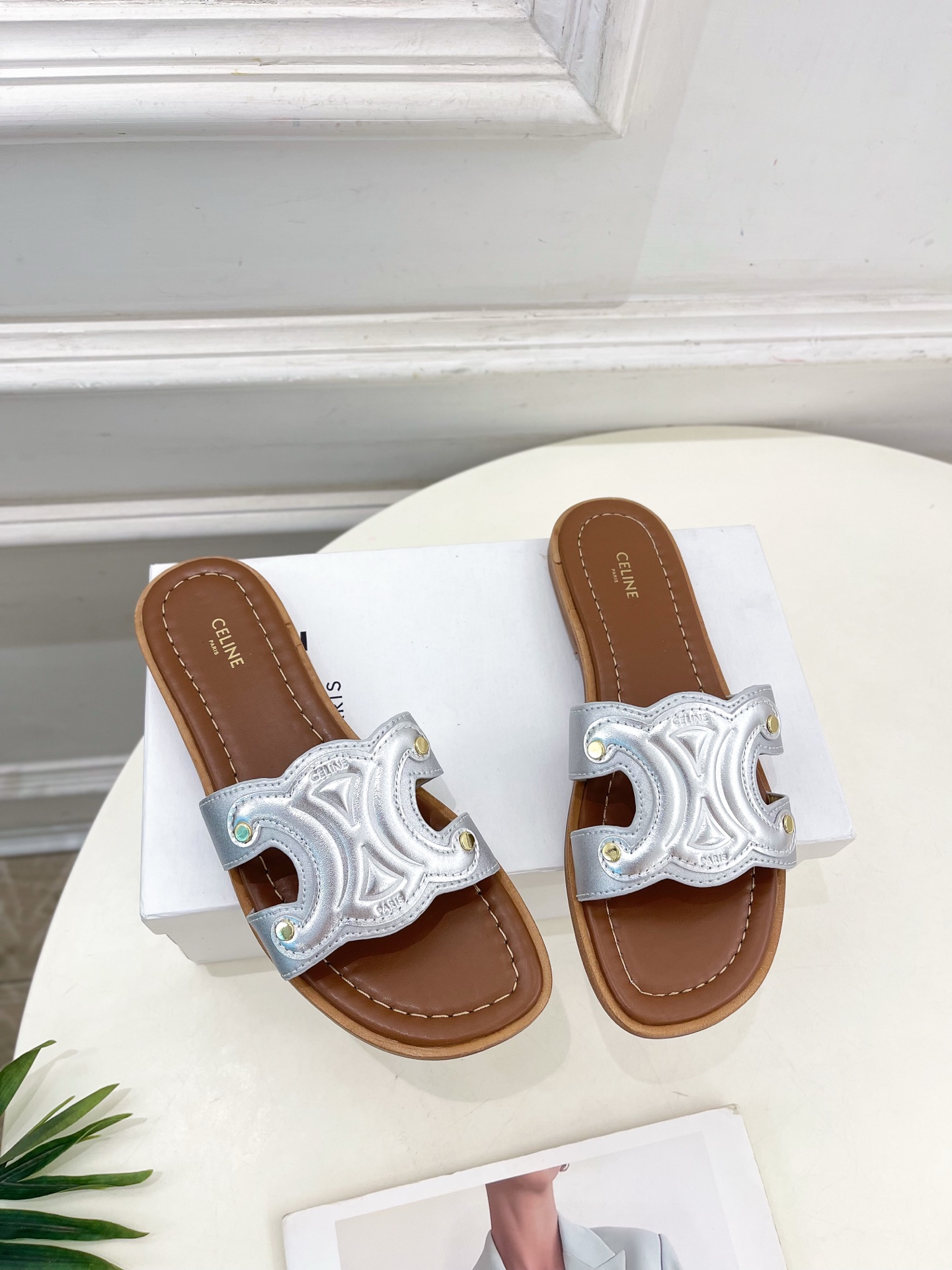 CELINE  | 赛琳  25 𝐬𝐬 

💛2025春夏最新爆款 MARINA凯旋门拖鞋系列 上新！
