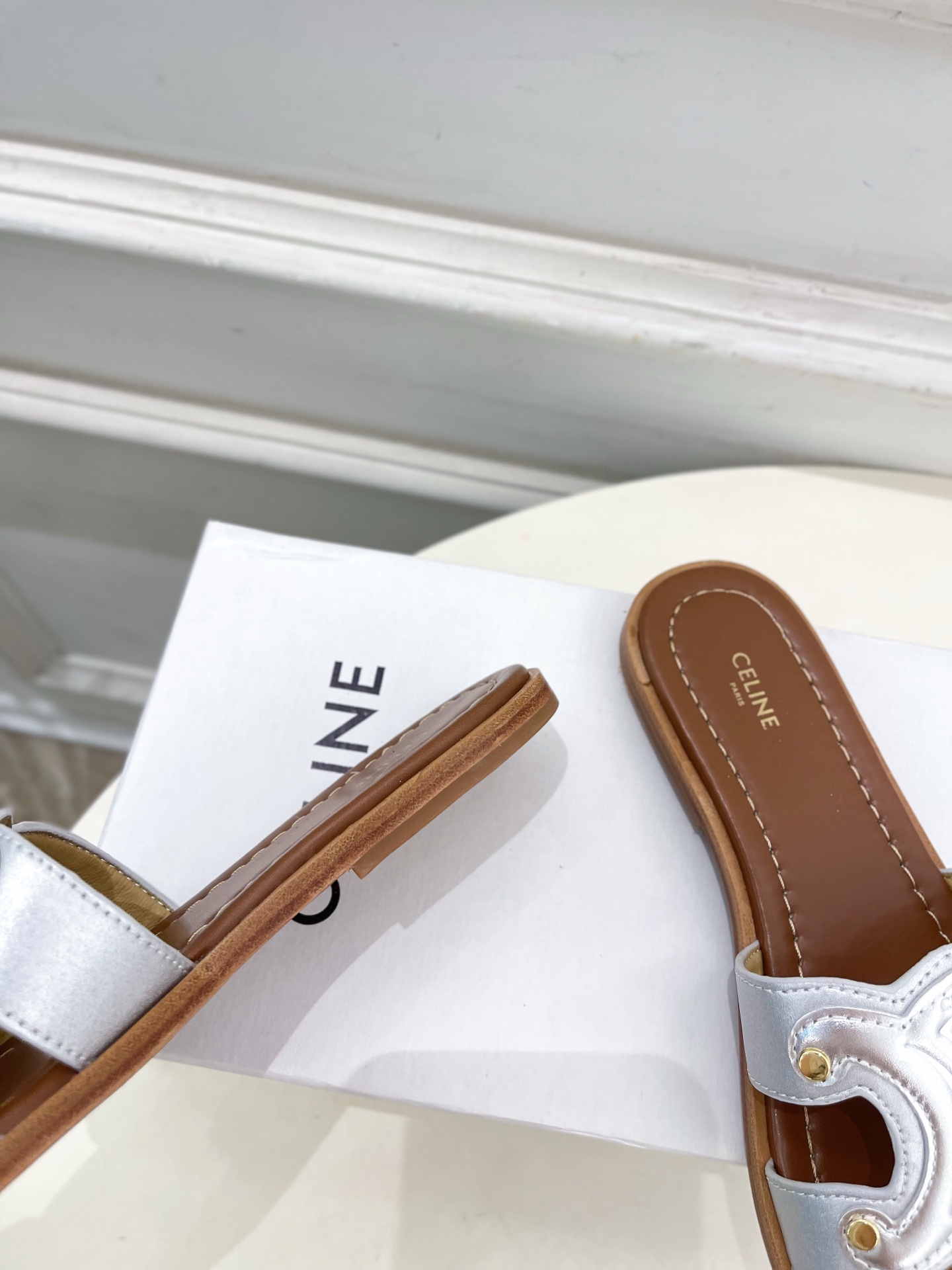 CELINE  | 赛琳  25 𝐬𝐬 

💛2025春夏最新爆款 MARINA凯旋门拖鞋系列 上新！
