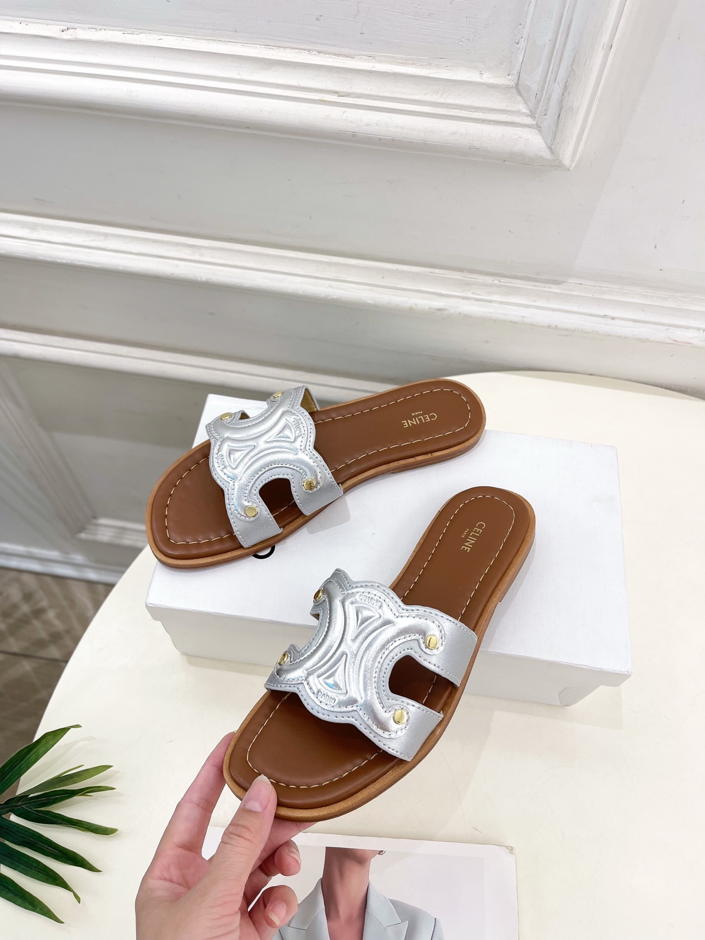CELINE  | 赛琳  25 𝐬𝐬 

💛2025春夏最新爆款 MARINA凯旋门拖鞋系列 上新！
