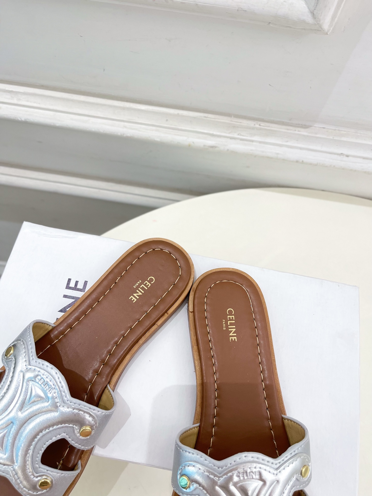CELINE  | 赛琳  25 𝐬𝐬 

💛2025春夏最新爆款 MARINA凯旋门拖鞋系列 上新！
