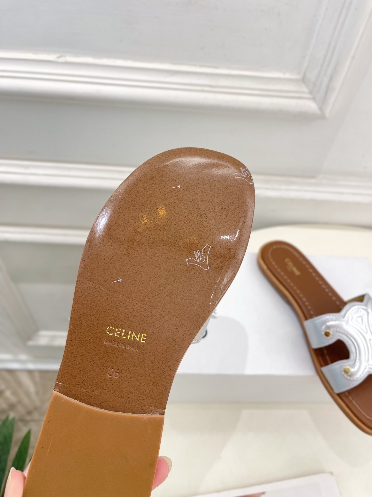 CELINE  | 赛琳  25 𝐬𝐬 

💛2025春夏最新爆款 MARINA凯旋门拖鞋系列 上新！
