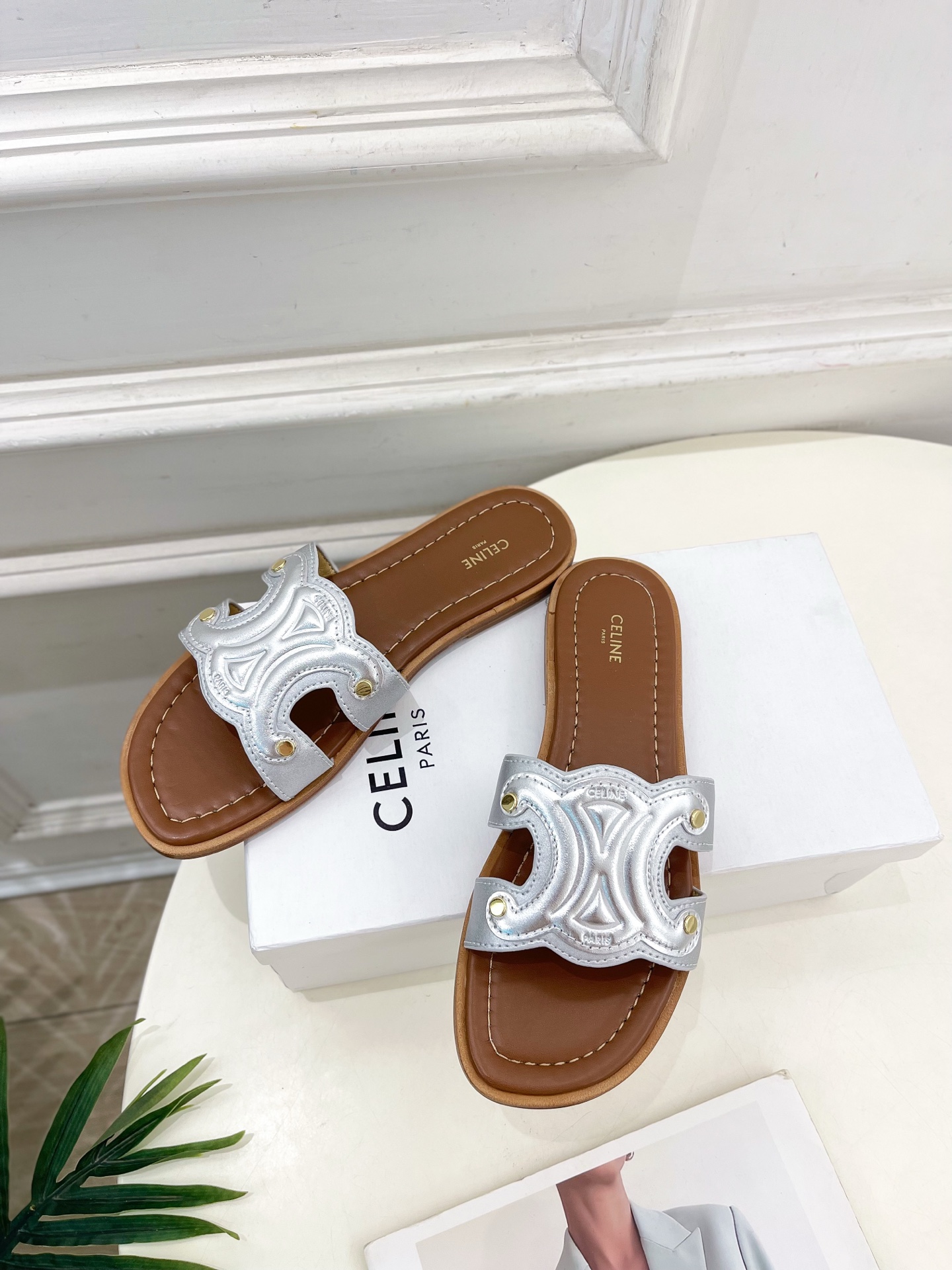 CELINE  | 赛琳  25 𝐬𝐬 

💛2025春夏最新爆款 MARINA凯旋门拖鞋系列 上新！
