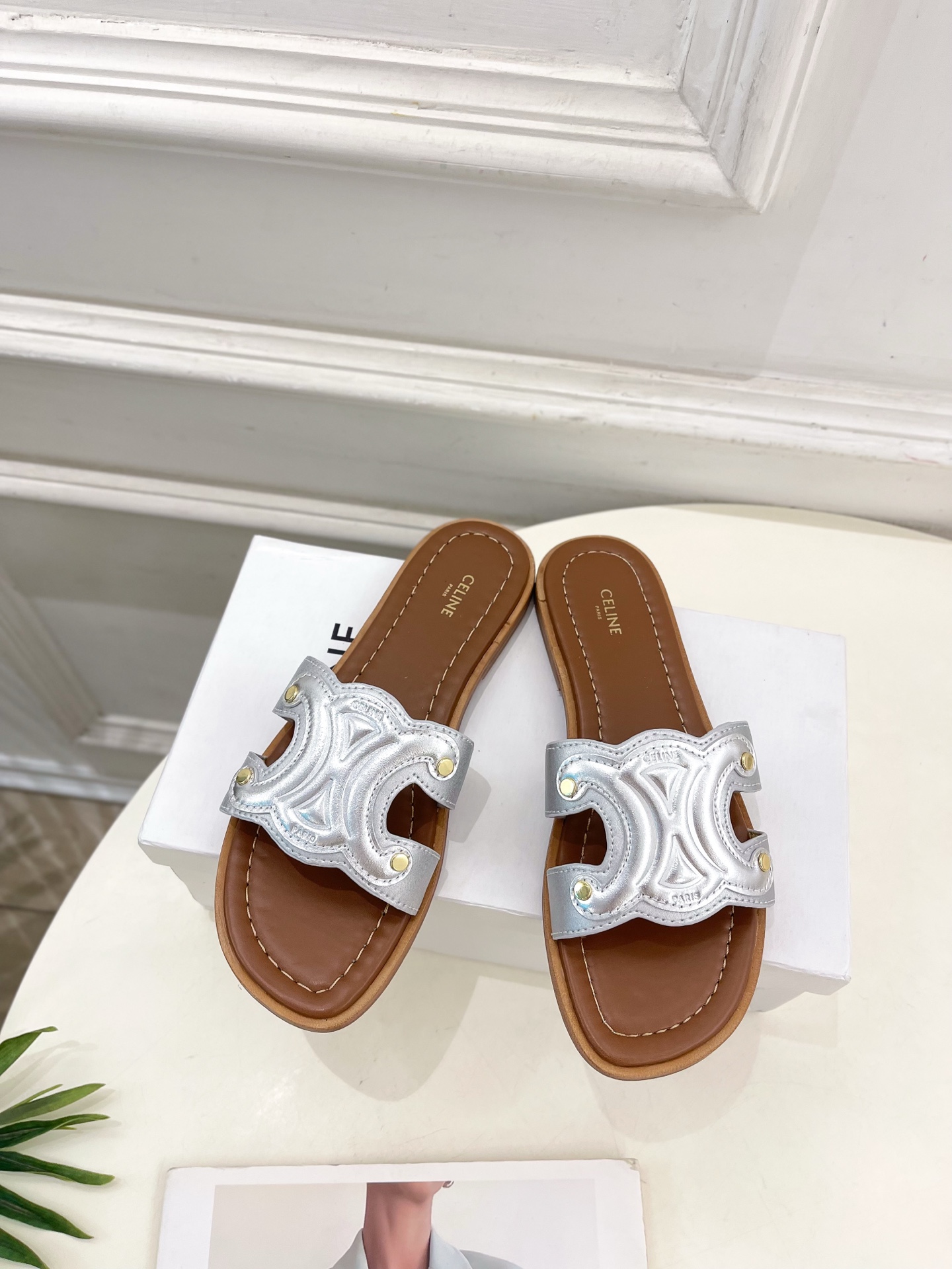 CELINE  | 赛琳  25 𝐬𝐬 

💛2025春夏最新爆款 MARINA凯旋门拖鞋系列 上新！
