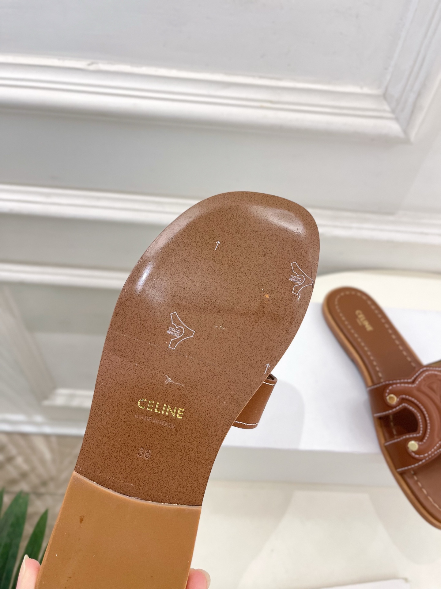 CELINE  | 赛琳  25 𝐬𝐬 

💛2025春夏最新爆款 MARINA凯旋门拖鞋系列 上新！
