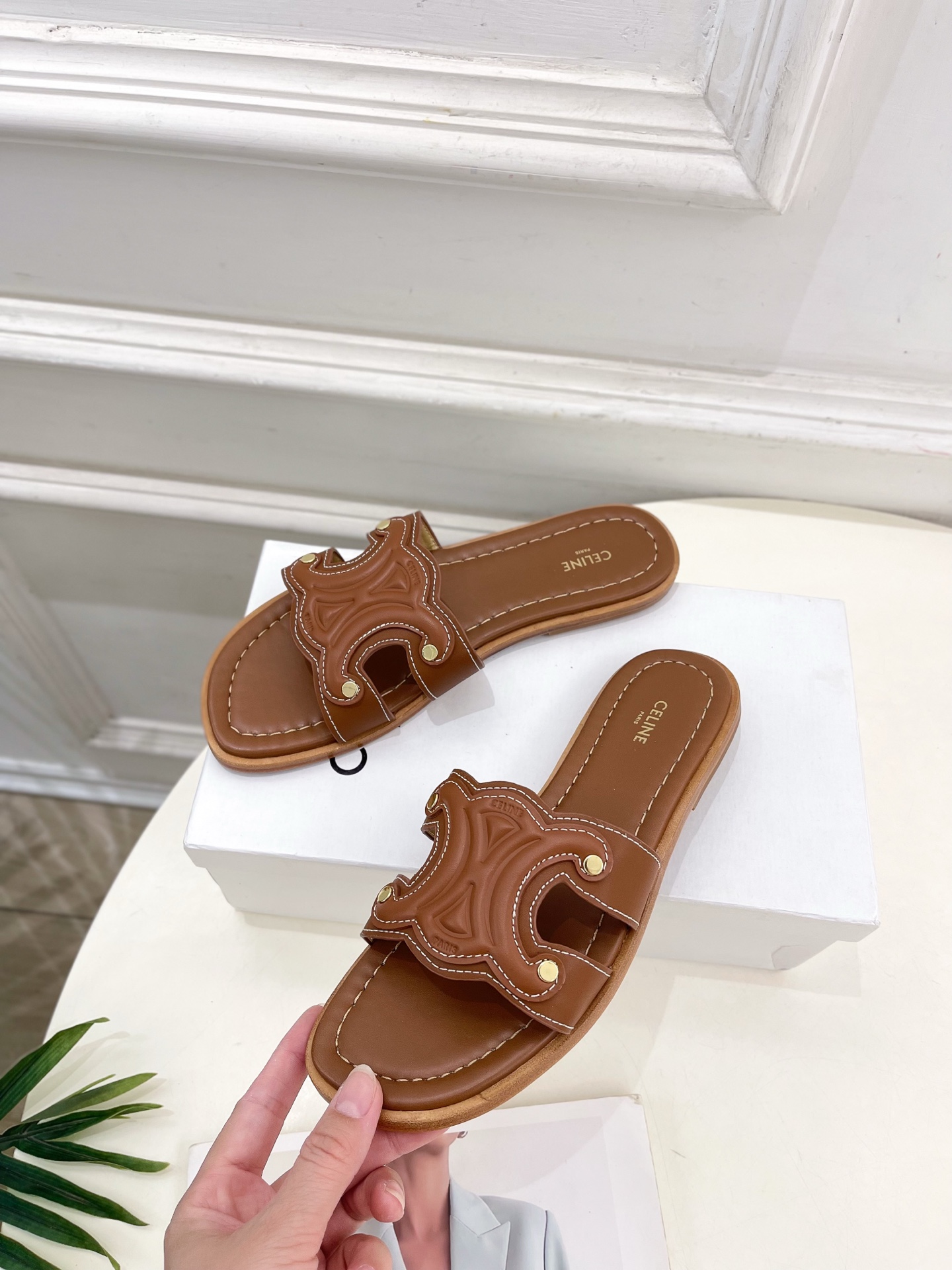 CELINE  | 赛琳  25 𝐬𝐬 

💛2025春夏最新爆款 MARINA凯旋门拖鞋系列 上新！
