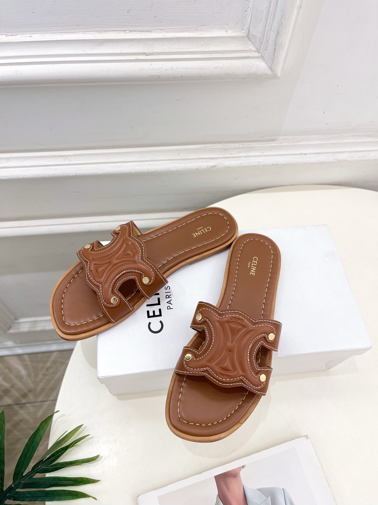 CELINE  | 赛琳  25 𝐬𝐬 

💛2025春夏最新爆款 MARINA凯旋门拖鞋系列 上新！

