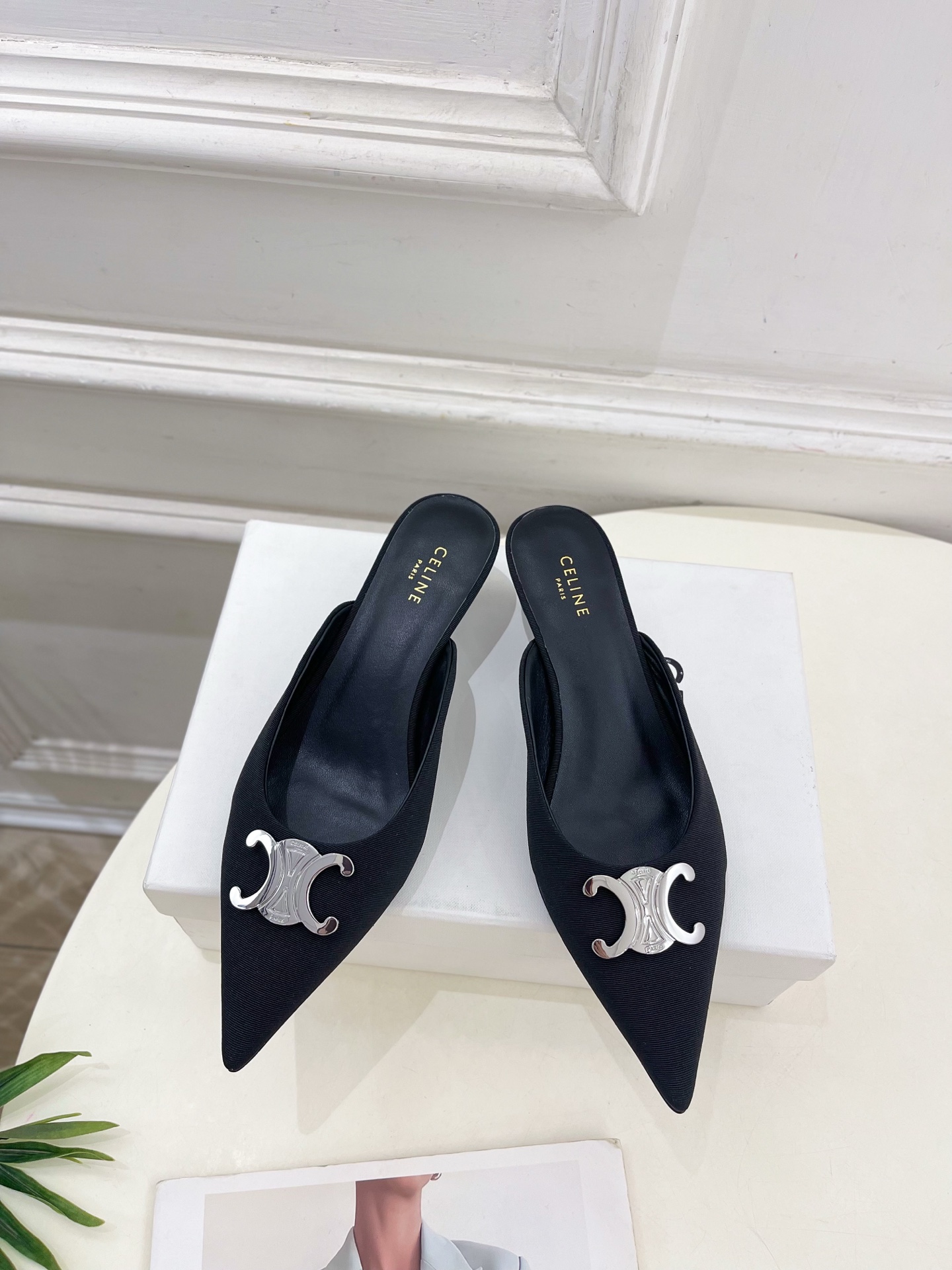 CELINE  | 赛琳  25 𝐬𝐬 

💛2025春夏最新爆款 ALMA TRIOMPHE凯旋门尖头