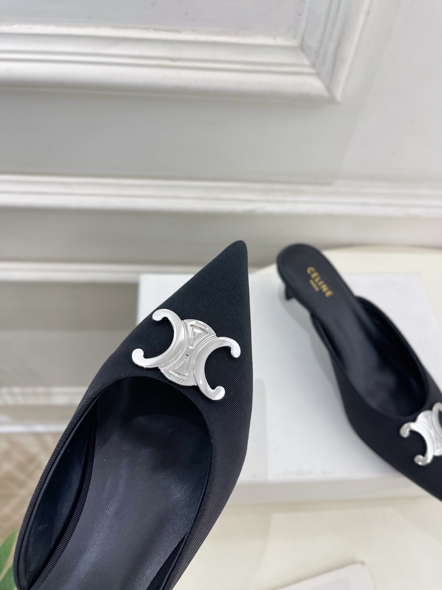 CELINE  | 赛琳  25 𝐬𝐬 

💛2025春夏最新爆款 ALMA TRIOMPHE凯旋门尖头