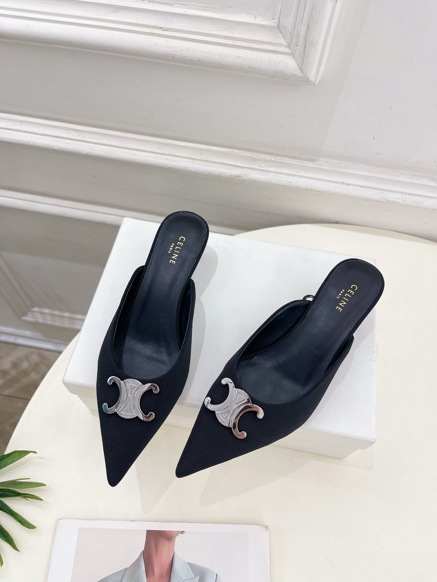 CELINE  | 赛琳  25 𝐬𝐬 

💛2025春夏最新爆款 ALMA TRIOMPHE凯旋门尖头