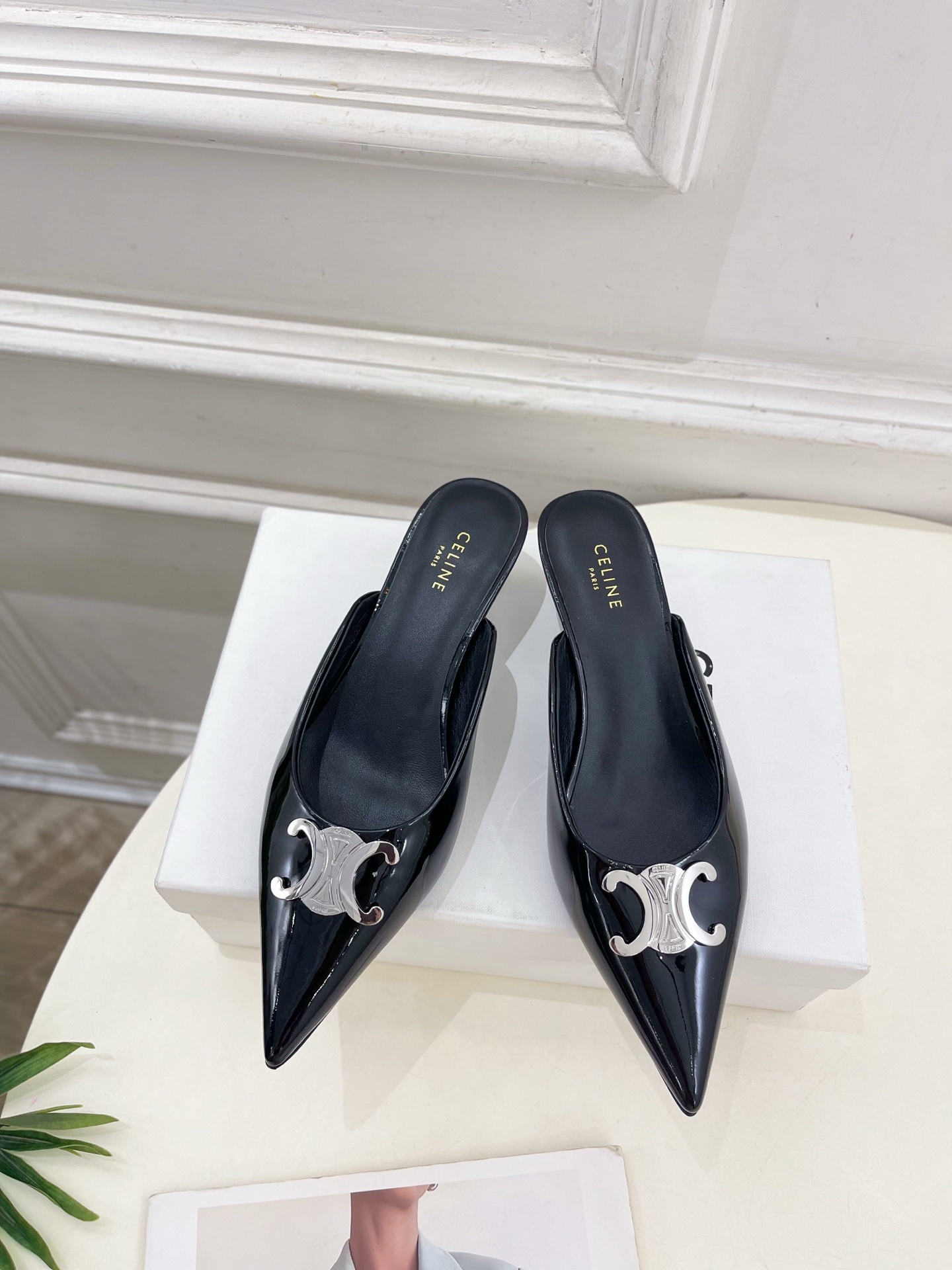 CELINE | 赛琳 25 𝐬𝐬
💛2025春夏最新爆款 ALMA TRIOMPHE凯旋门尖头