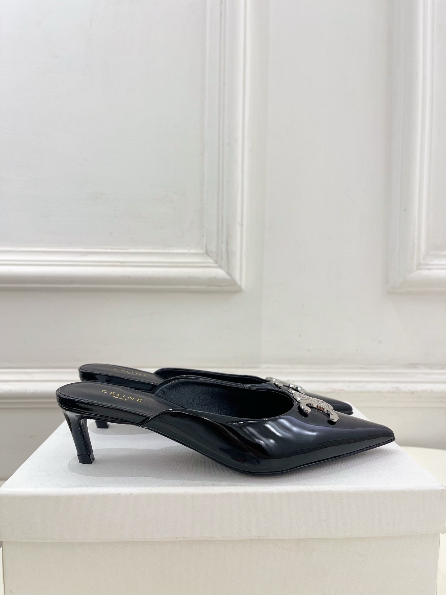 CELINE | 赛琳 25 𝐬𝐬
💛2025春夏最新爆款 ALMA TRIOMPHE凯旋门尖头