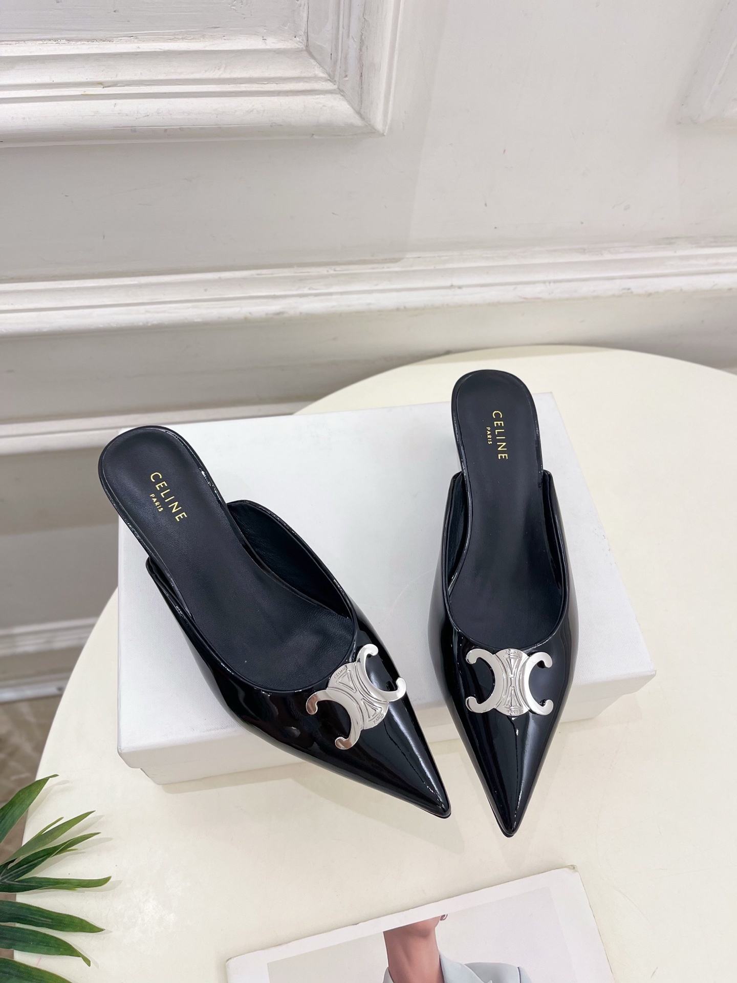 CELINE | 赛琳 25 𝐬𝐬
💛2025春夏最新爆款 ALMA TRIOMPHE凯旋门尖头