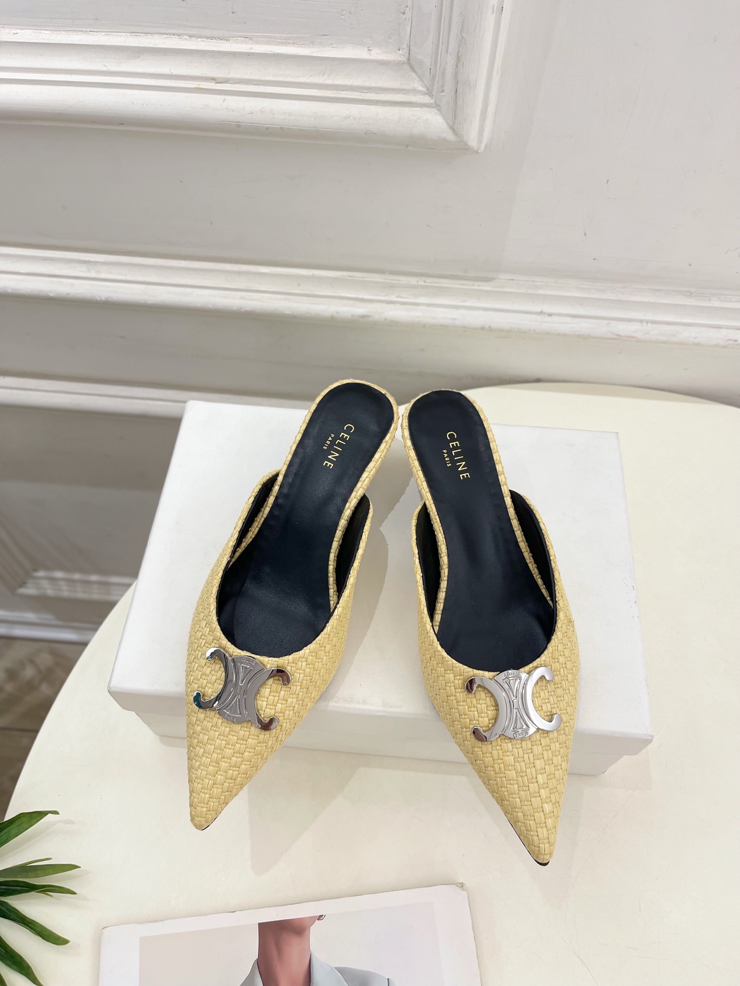 CELINE  | 赛琳  25 𝐬𝐬 

💛2025春夏最新爆款 ALMA TRIOMPHE凯旋门尖头