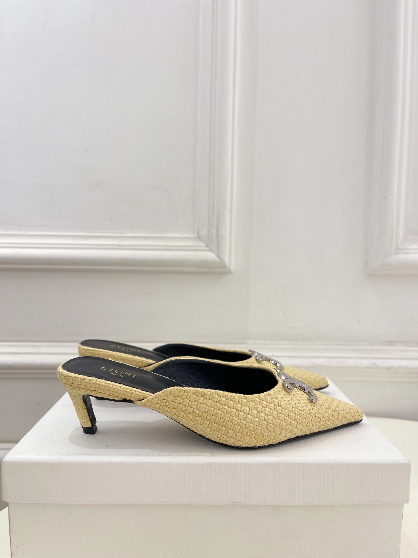 CELINE  | 赛琳  25 𝐬𝐬 

💛2025春夏最新爆款 ALMA TRIOMPHE凯旋门尖头
