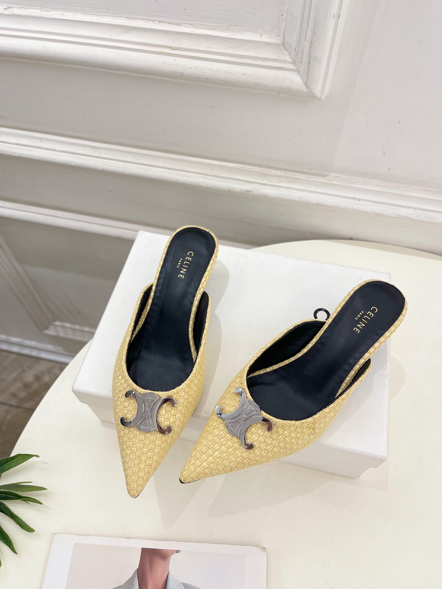 CELINE  | 赛琳  25 𝐬𝐬 

💛2025春夏最新爆款 ALMA TRIOMPHE凯旋门尖头