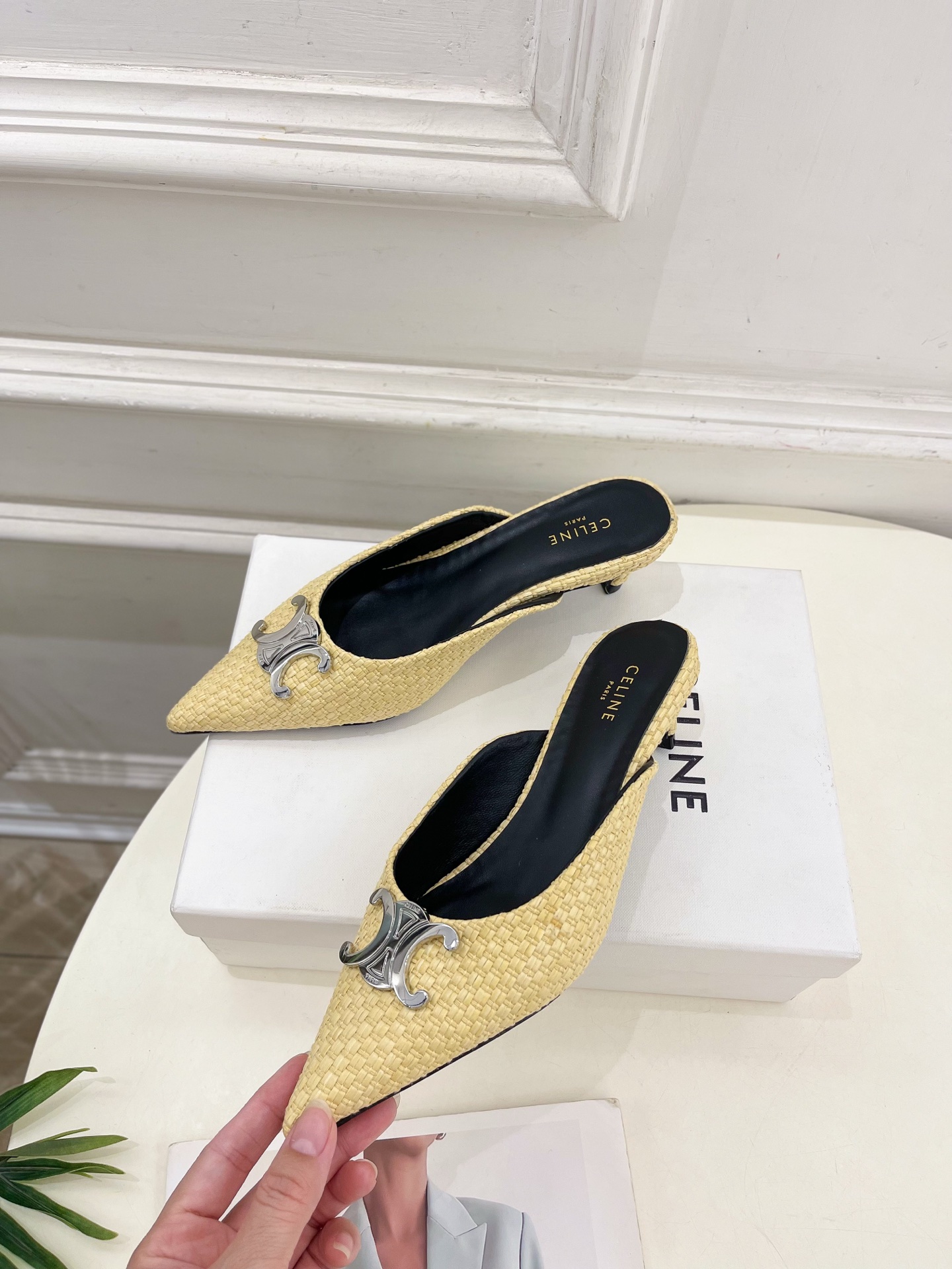 CELINE  | 赛琳  25 𝐬𝐬 

💛2025春夏最新爆款 ALMA TRIOMPHE凯旋门尖头
